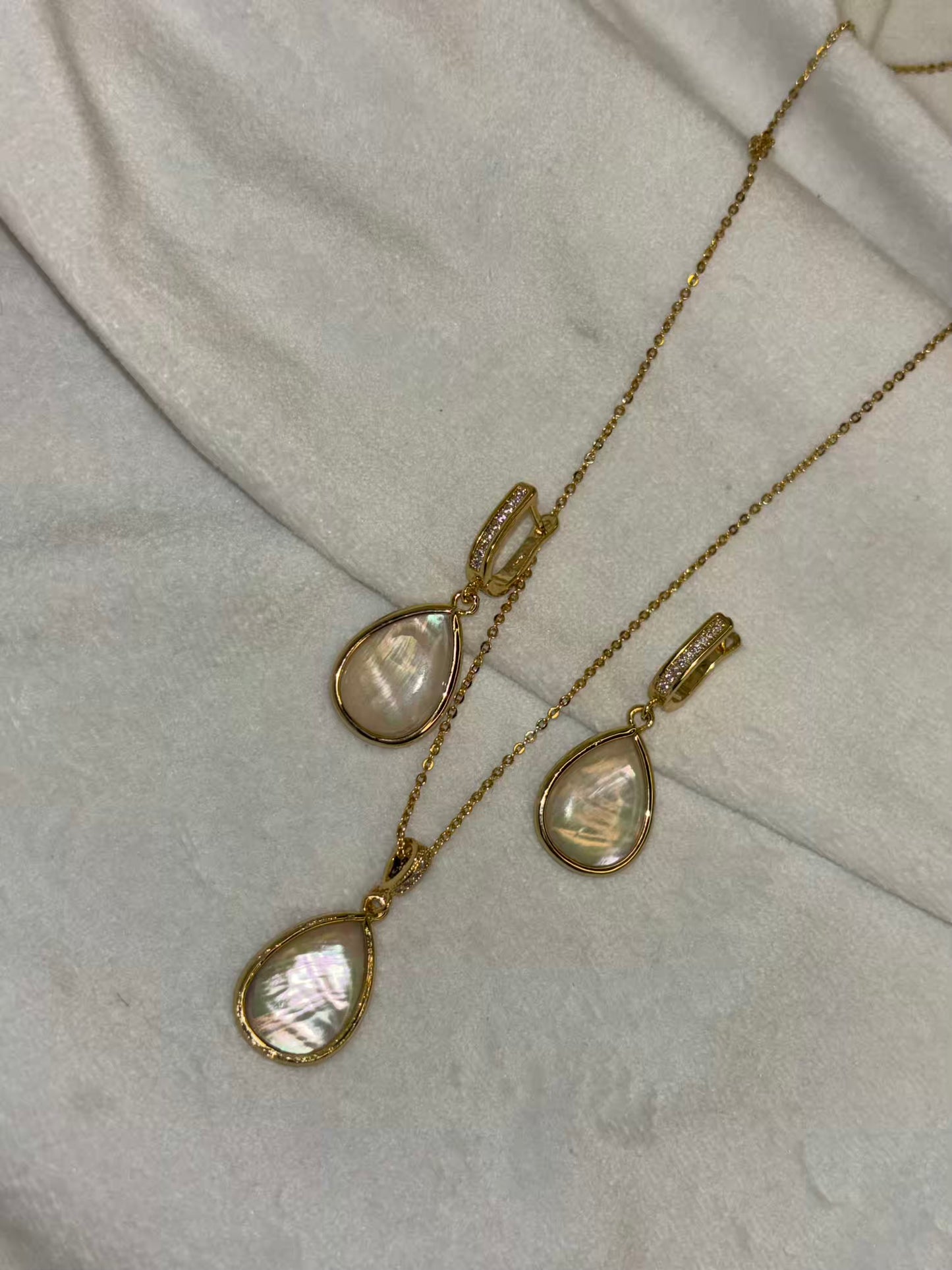 Rainbow Holographic Pearl Tear Drop Necklace with Ear Studs Gold Plated )