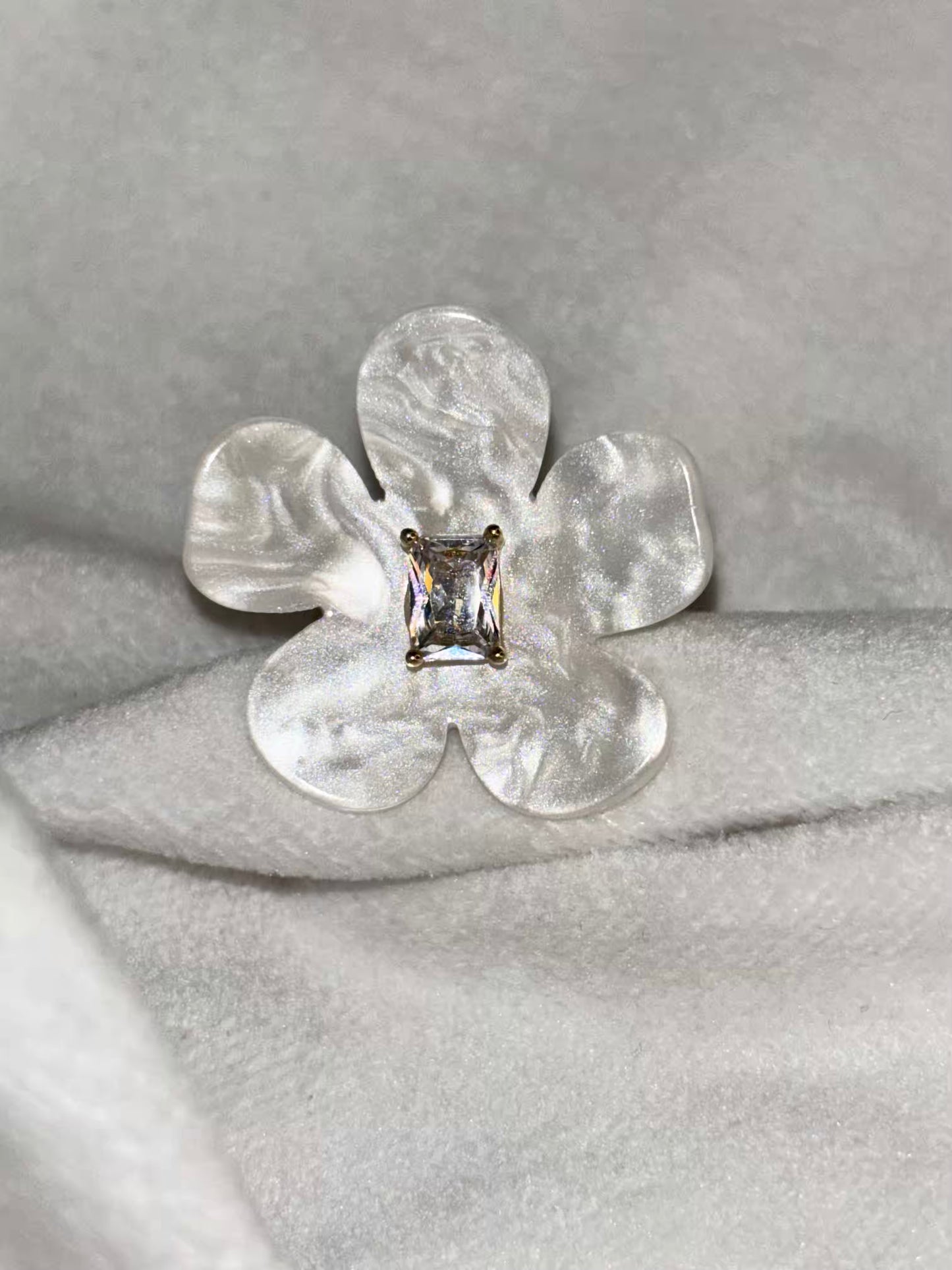 White Pearl Floral Ring - Gold