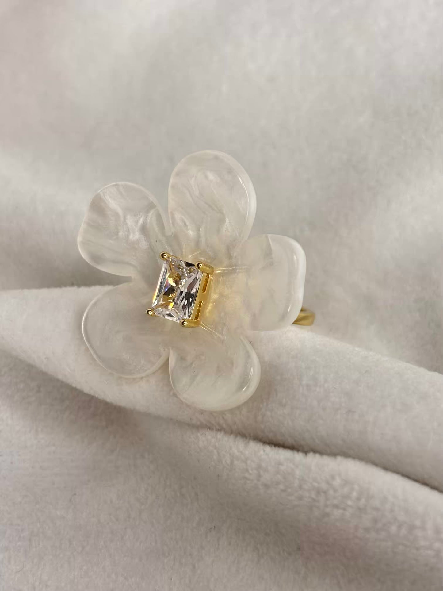 White Pearl Floral Ring - Gold