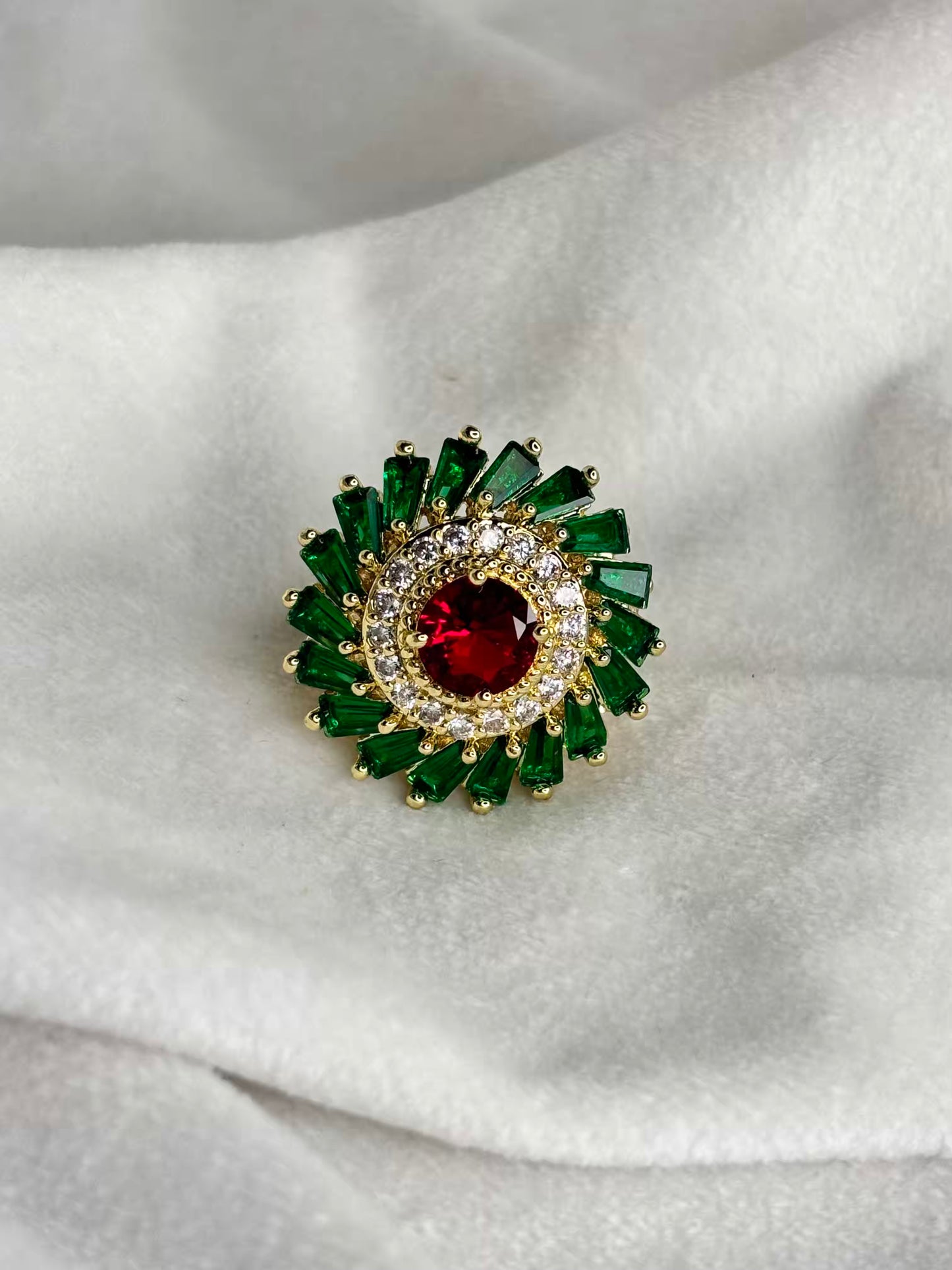 Taaj- E - Husn Garnet Green Solitaire Gold Ring