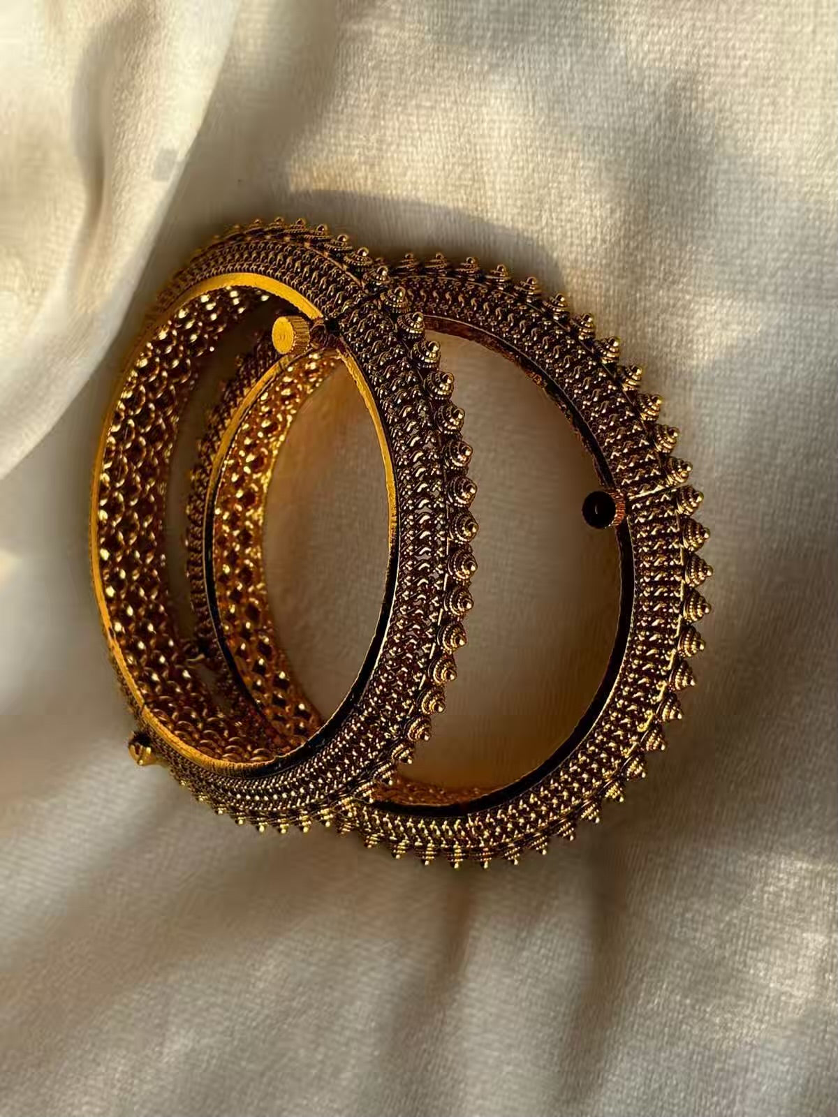 Traditional Gold Bangle with Screw Opening 2.8 size