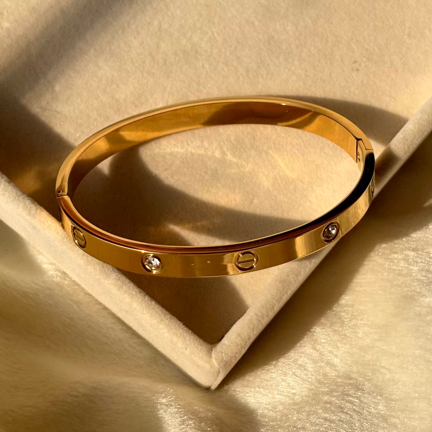 Love Dash Gold Bangle