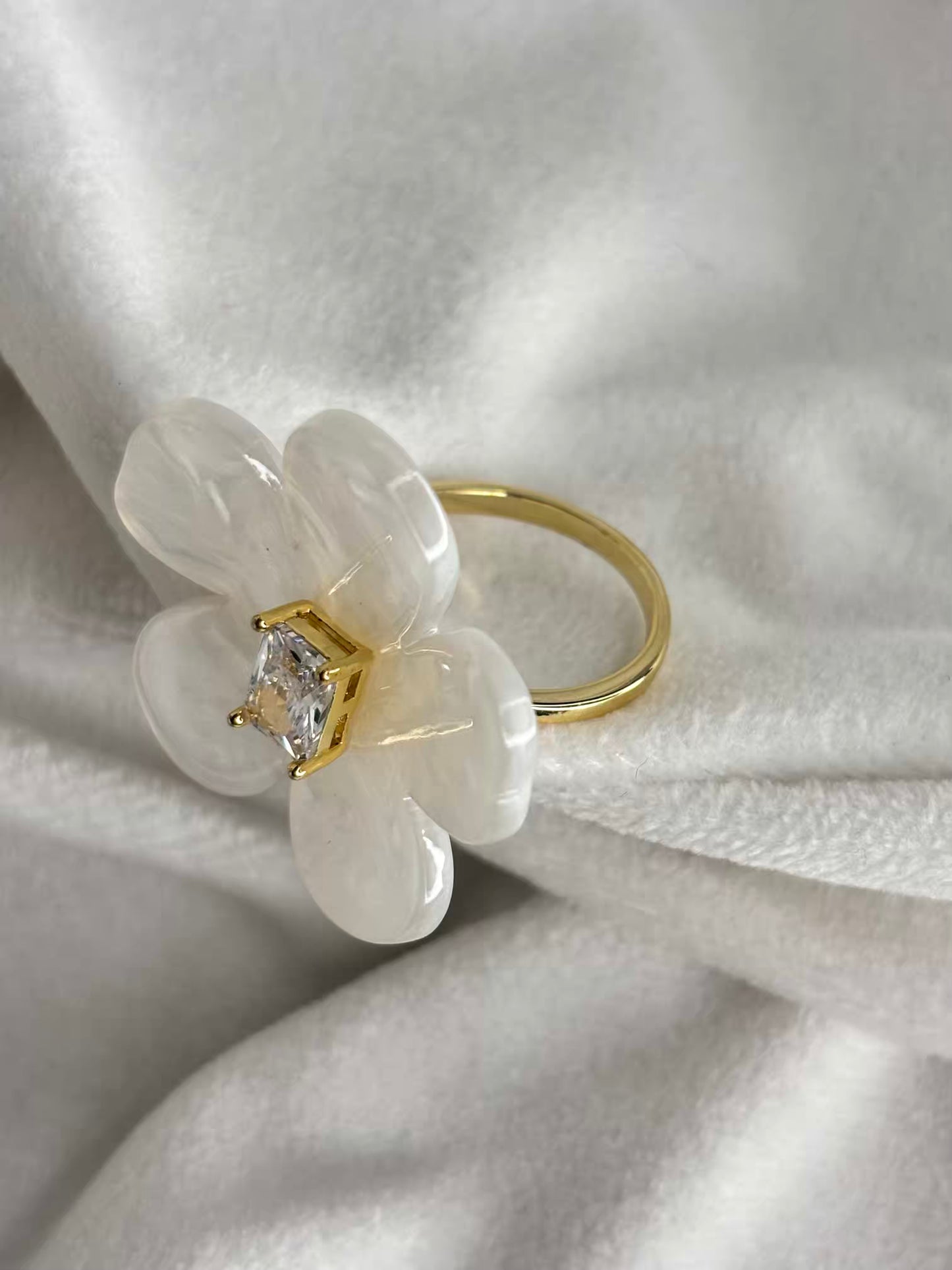 White Pearl Floral Ring - Gold