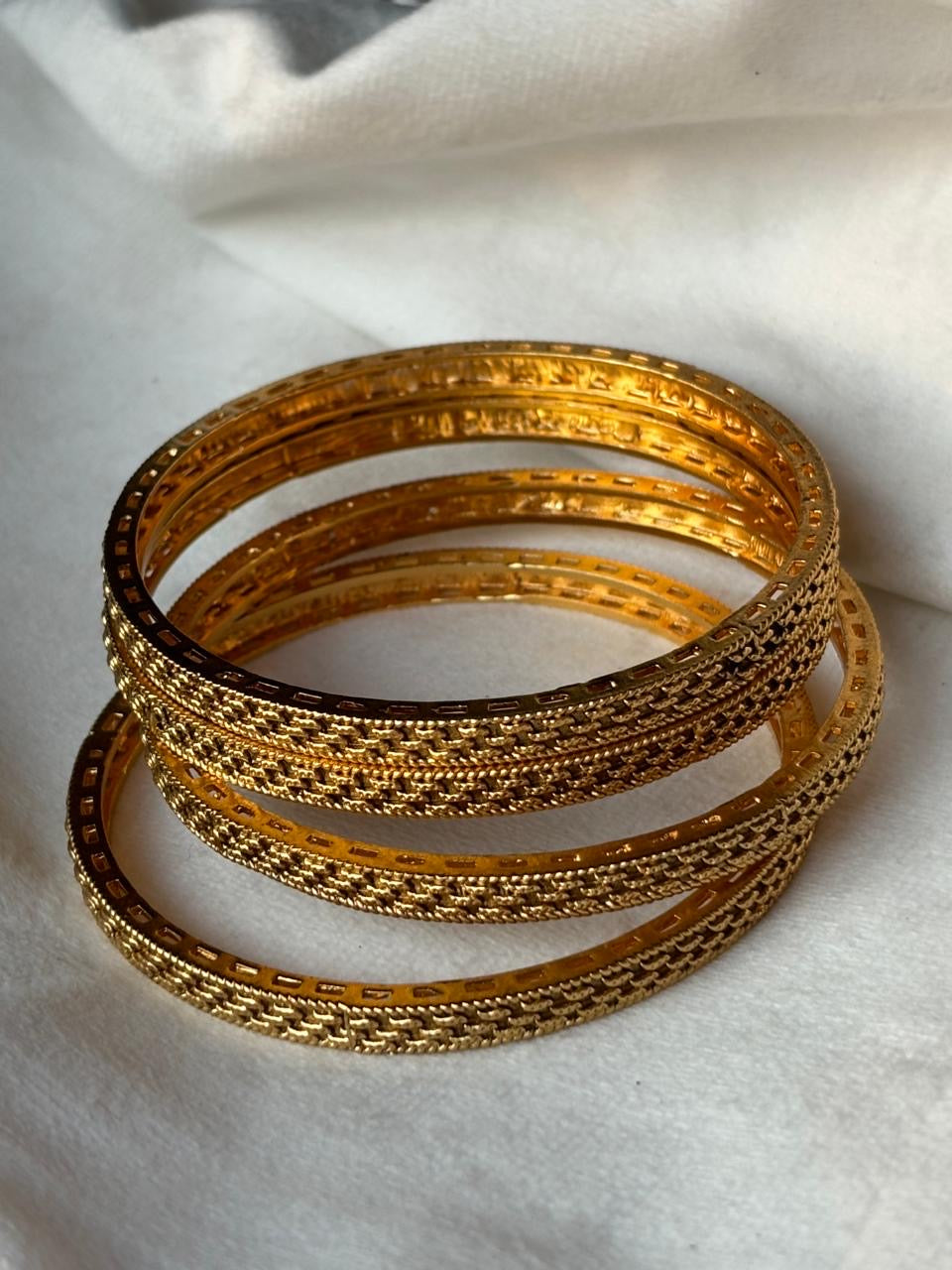 Set of 4 Simplistic Checks Bangles ( Premium Gold )