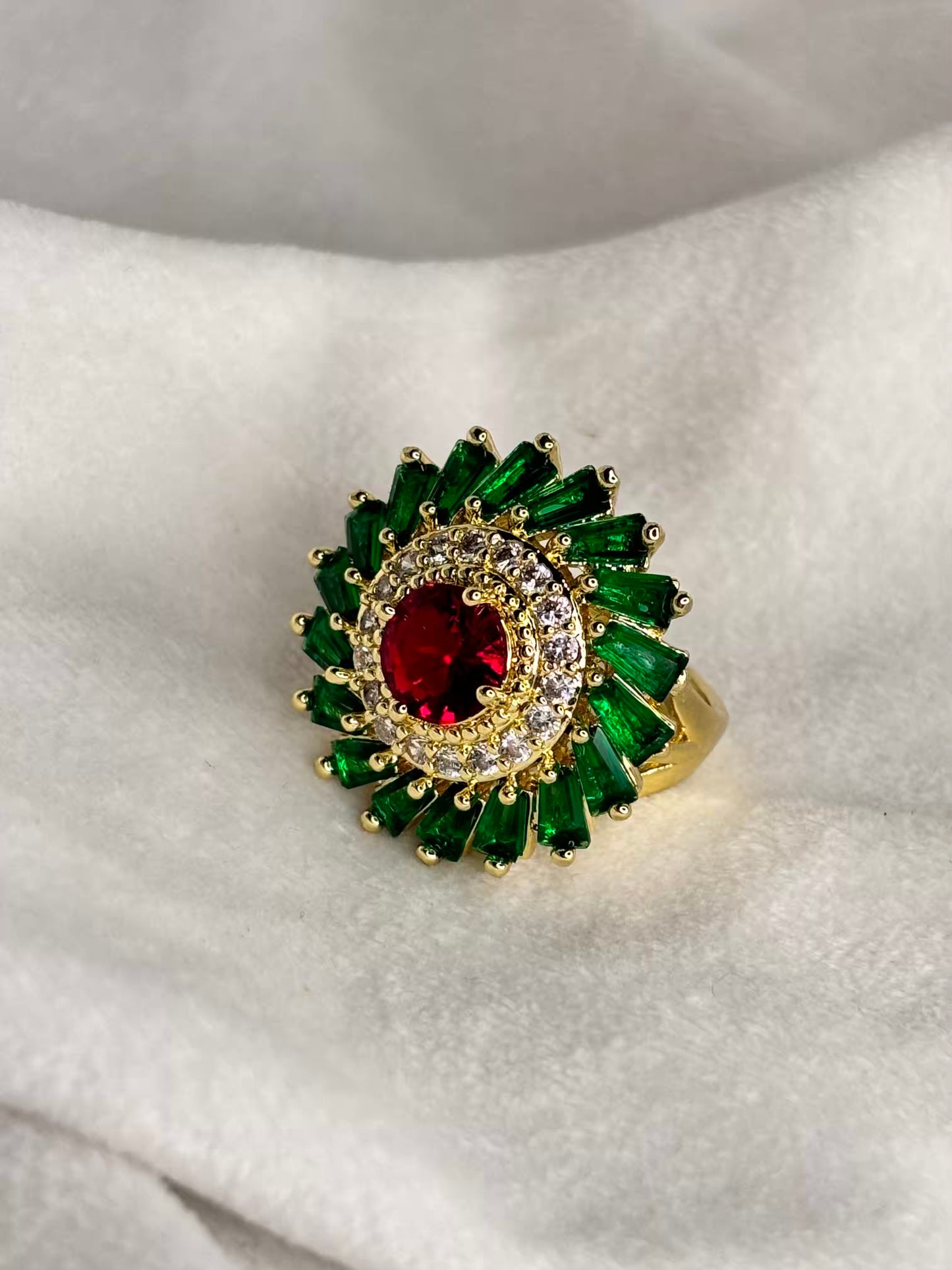 Taaj- E - Husn Garnet Green Solitaire Gold Ring