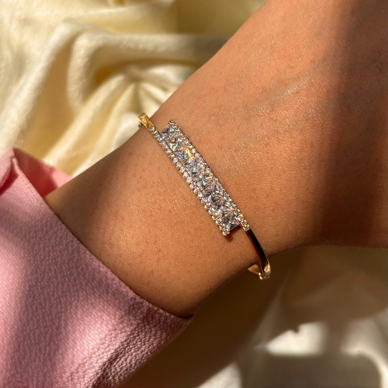 Premium Solitaire Diamonds Kada Bracelet 18k Gold Plated Bangle