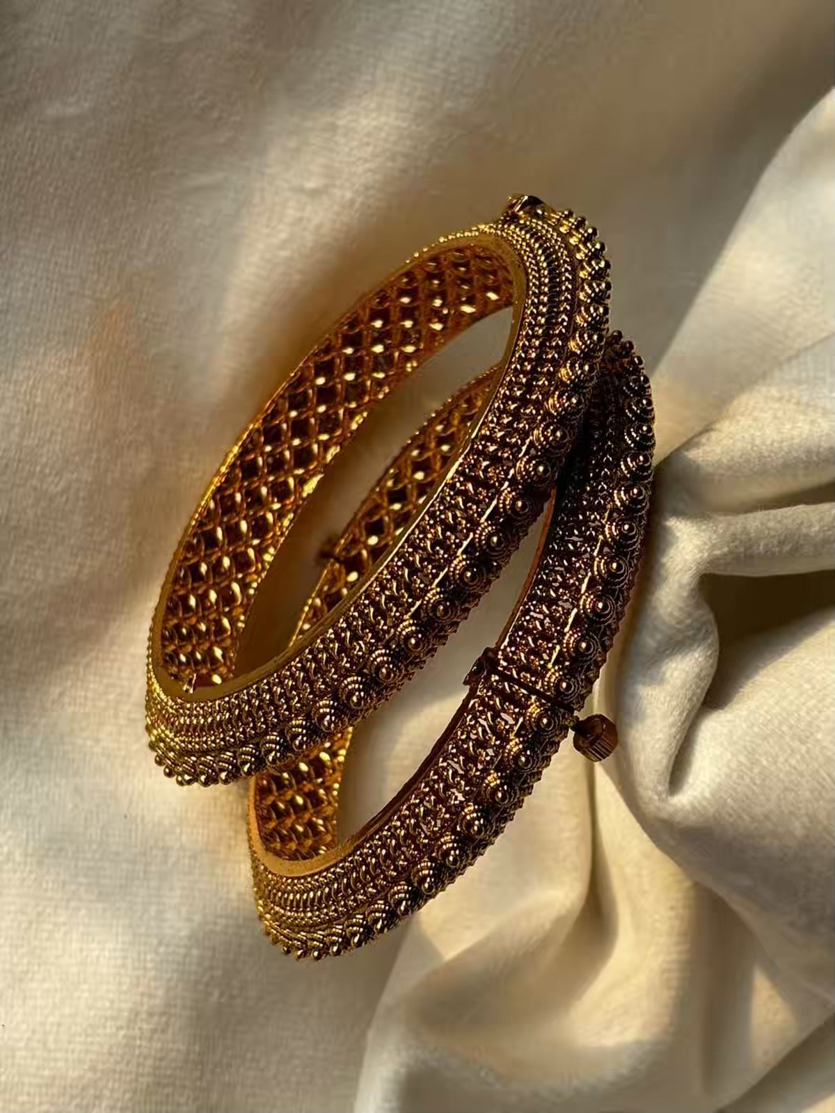 Traditional Gold Bangle with Screw Opening 2.8 size