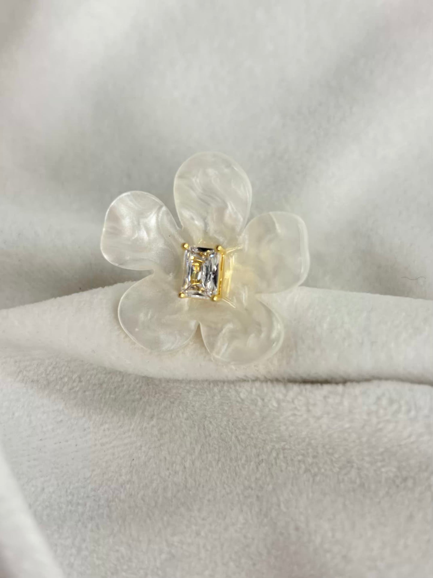 White Pearl Floral Ring - Gold