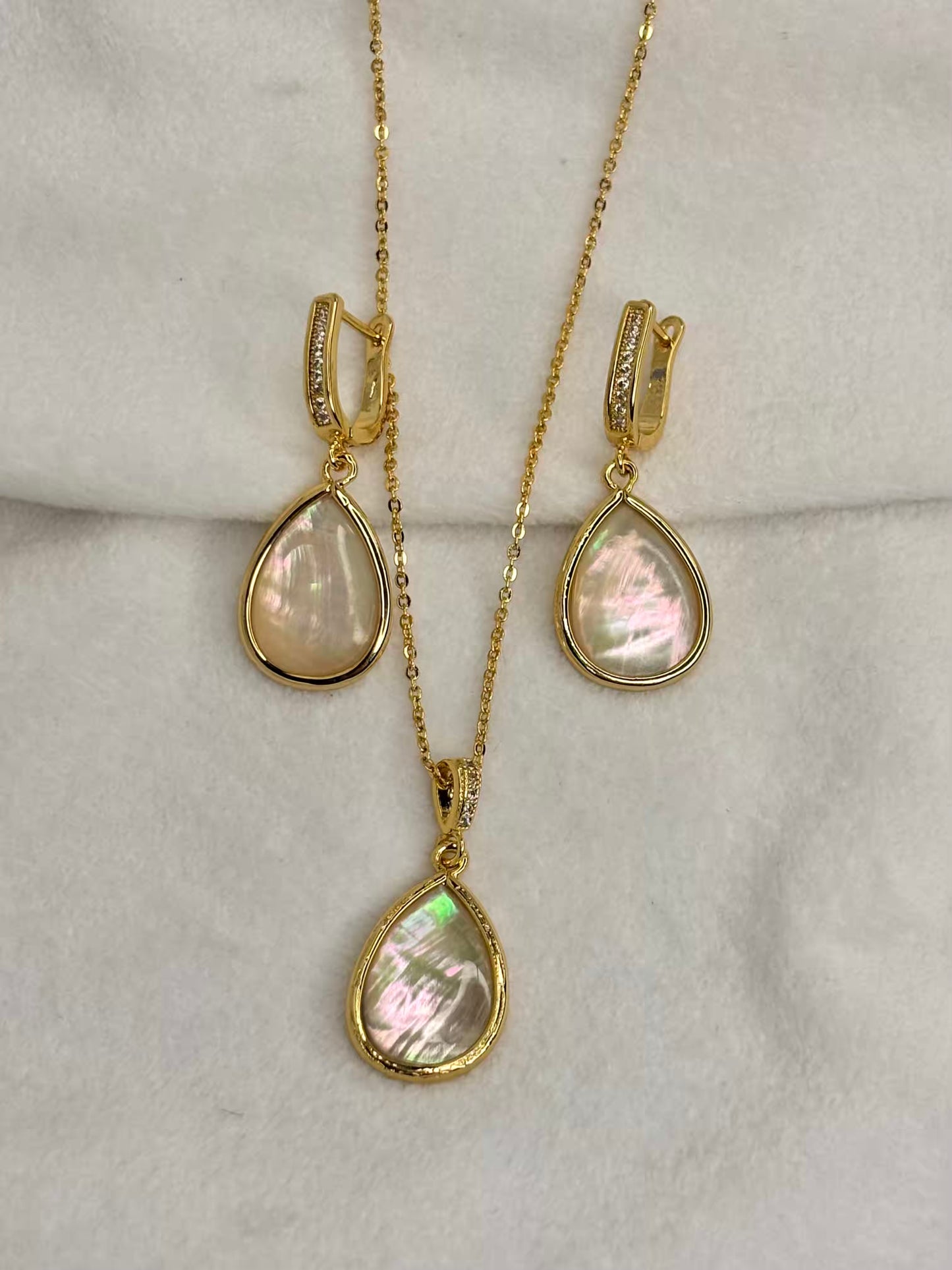 Rainbow Holographic Pearl Tear Drop Necklace with Ear Studs Gold Plated )