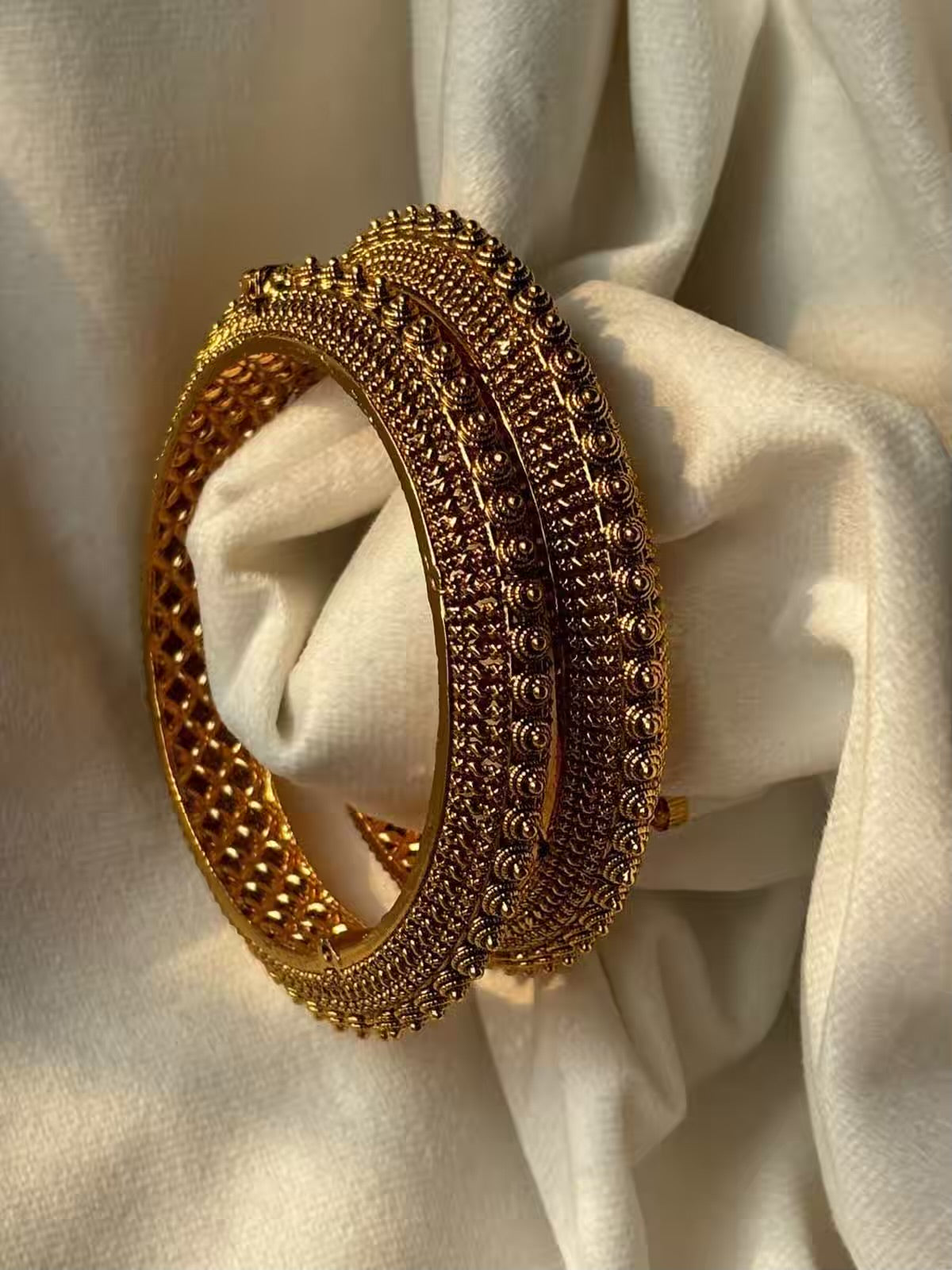 Traditional Gold Bangle with Screw Opening 2.8 size