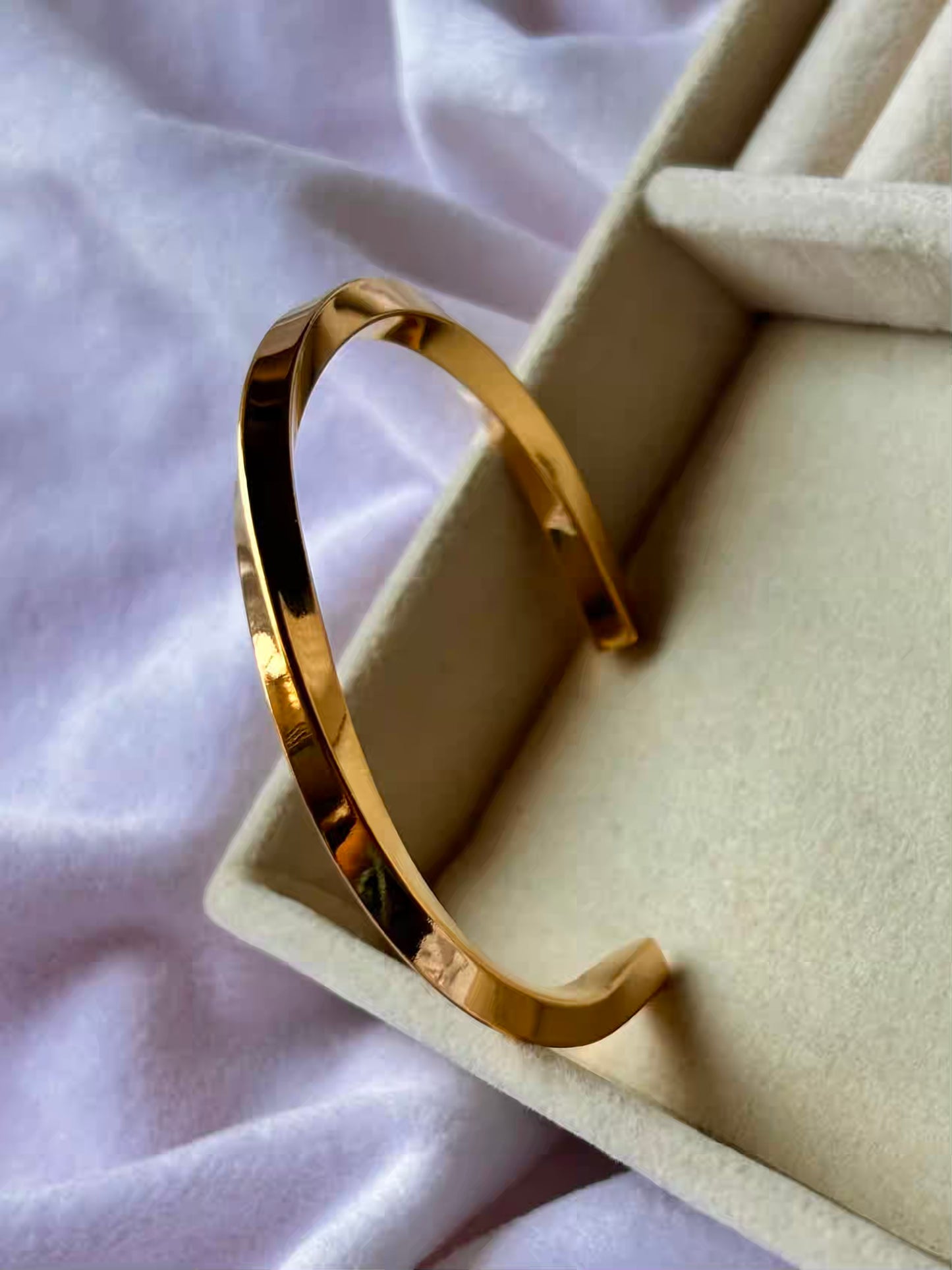 Simplistic Wavy Twisted Kada Bracelet Bangle - Gold