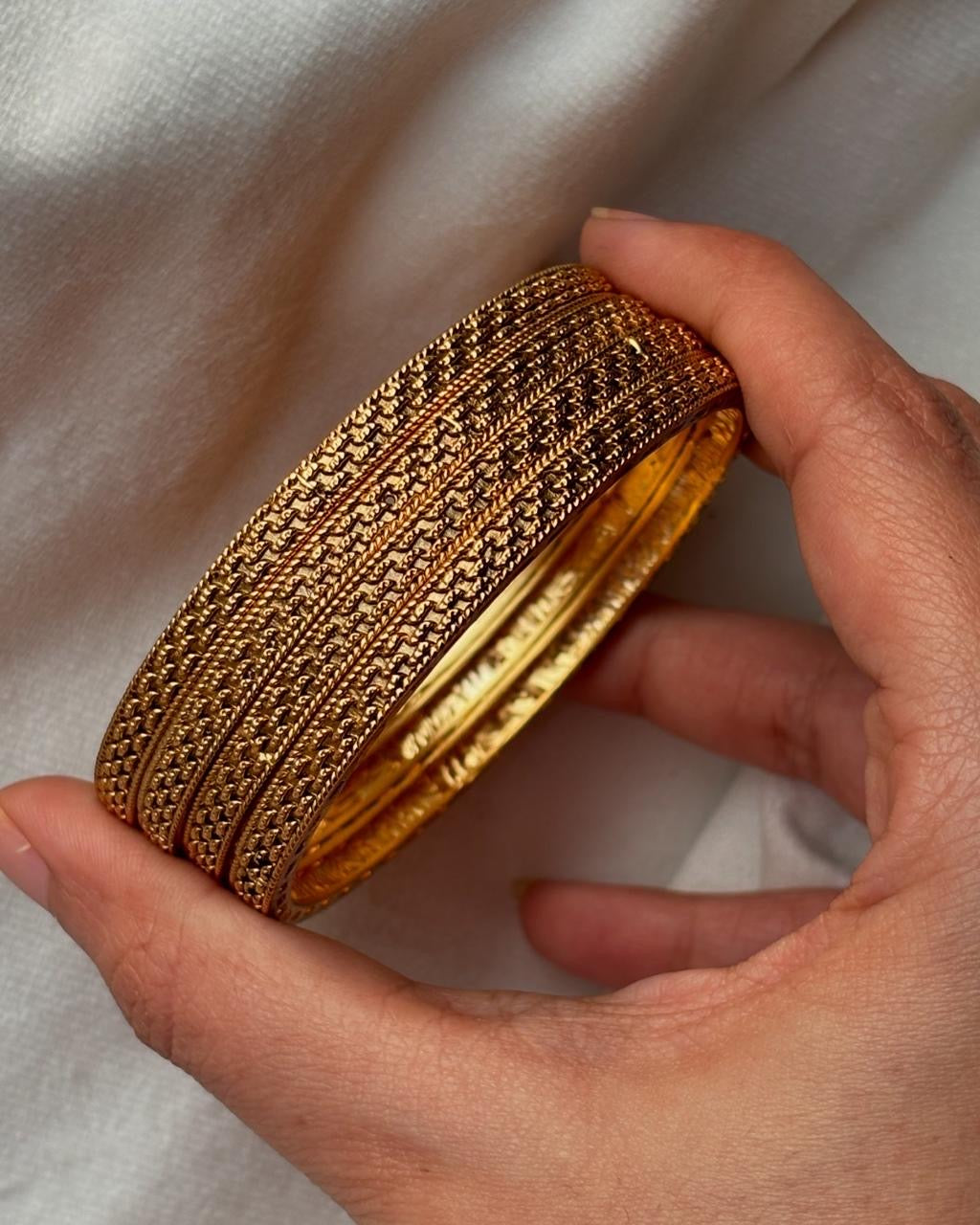Set of 4 Simplistic Checks Bangles ( Premium Gold )