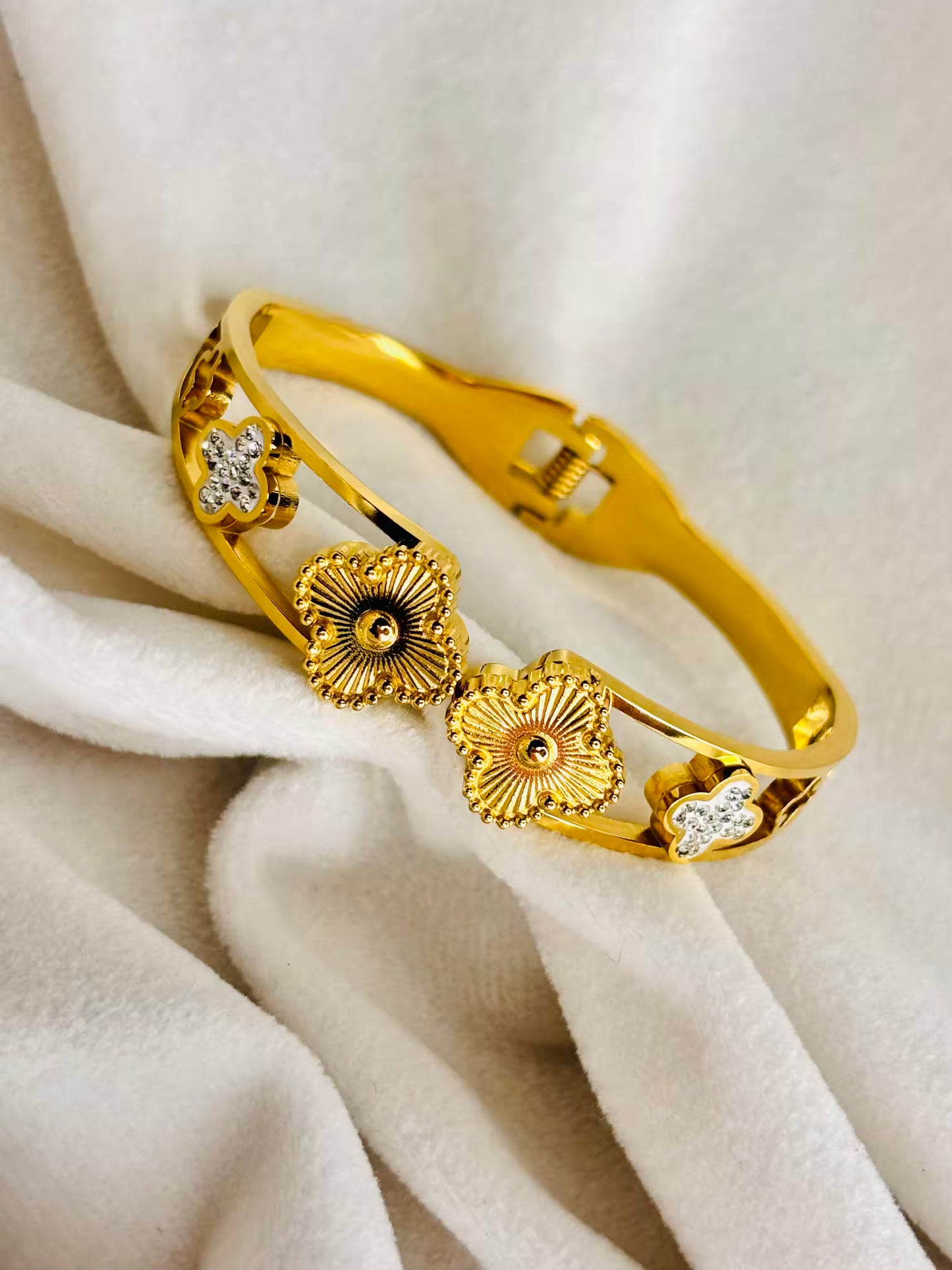 Thin Wrist Clover Baby Size Wrist Gold Bangle 2.2 - 2.4 Size