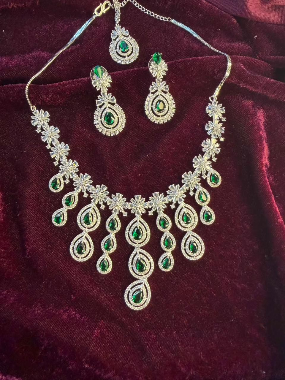 Floral Teardrop Design Gold-Plated Necklace Set with Emerald Green Stones