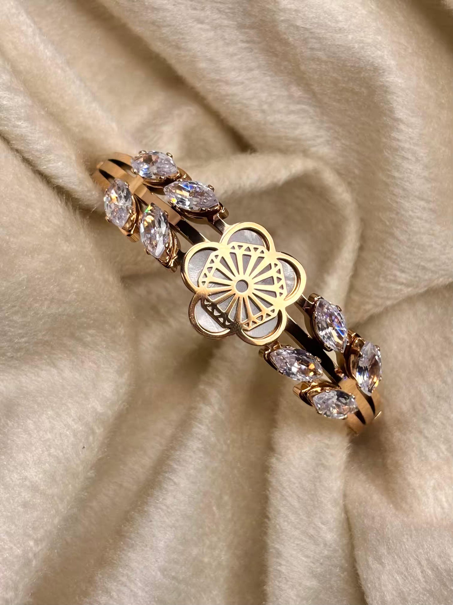 For Thin Wrist Chunky Clover Flora Diamond 18K Gold plated Premium Bangle 2.2 - 2.4 Size