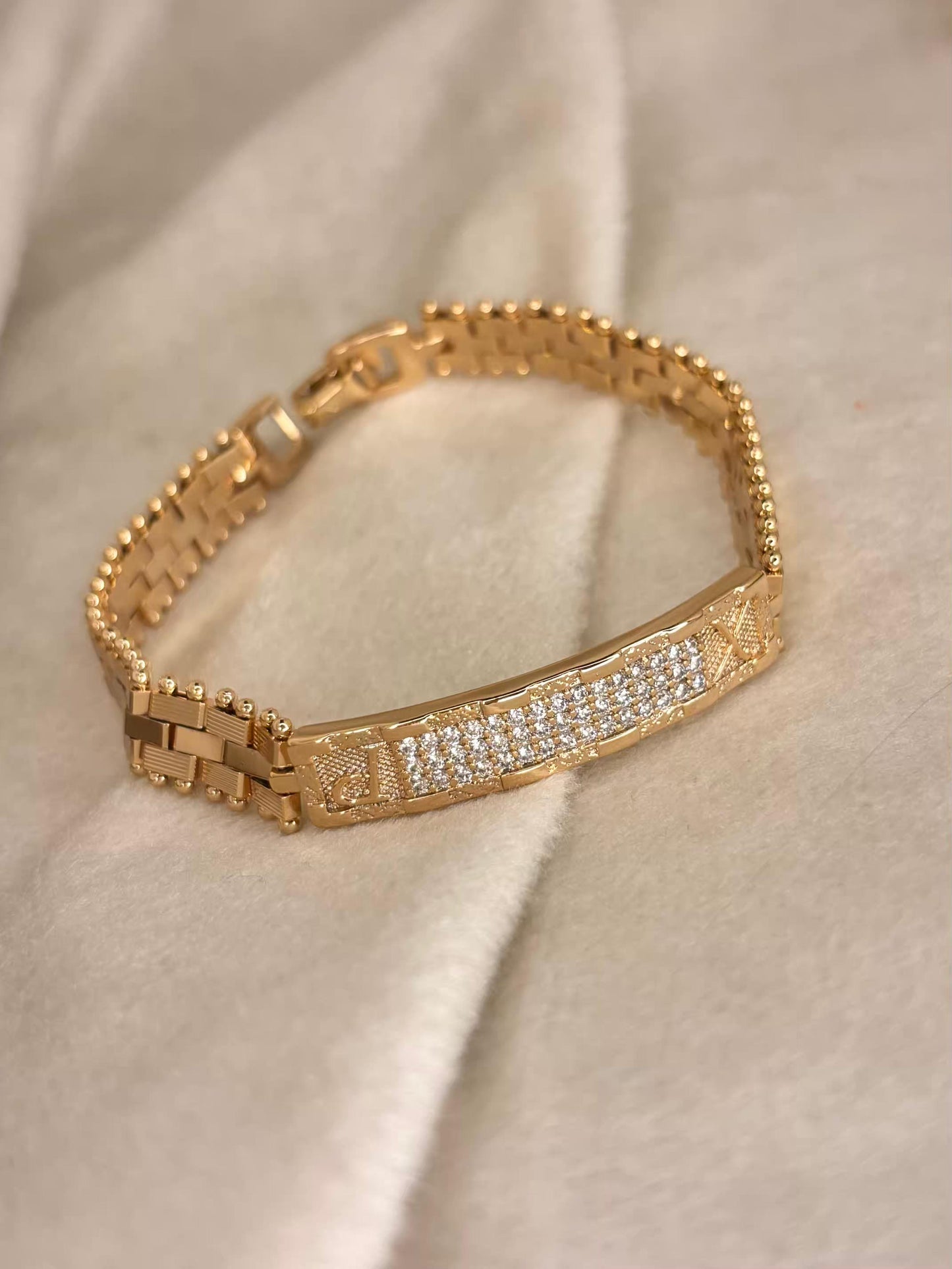 Golden Elegance Designer Premium 18k Gold Bracelet for Men and Women ( Unisex )