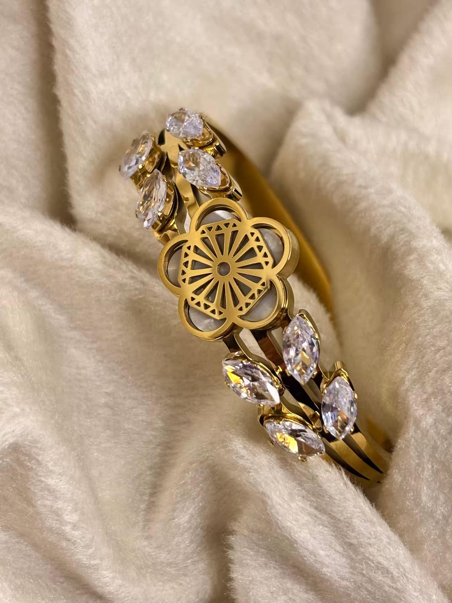 For Thin Wrist Chunky Clover Flora Diamond 18K Gold plated Premium Bangle 2.2 - 2.4 Size
