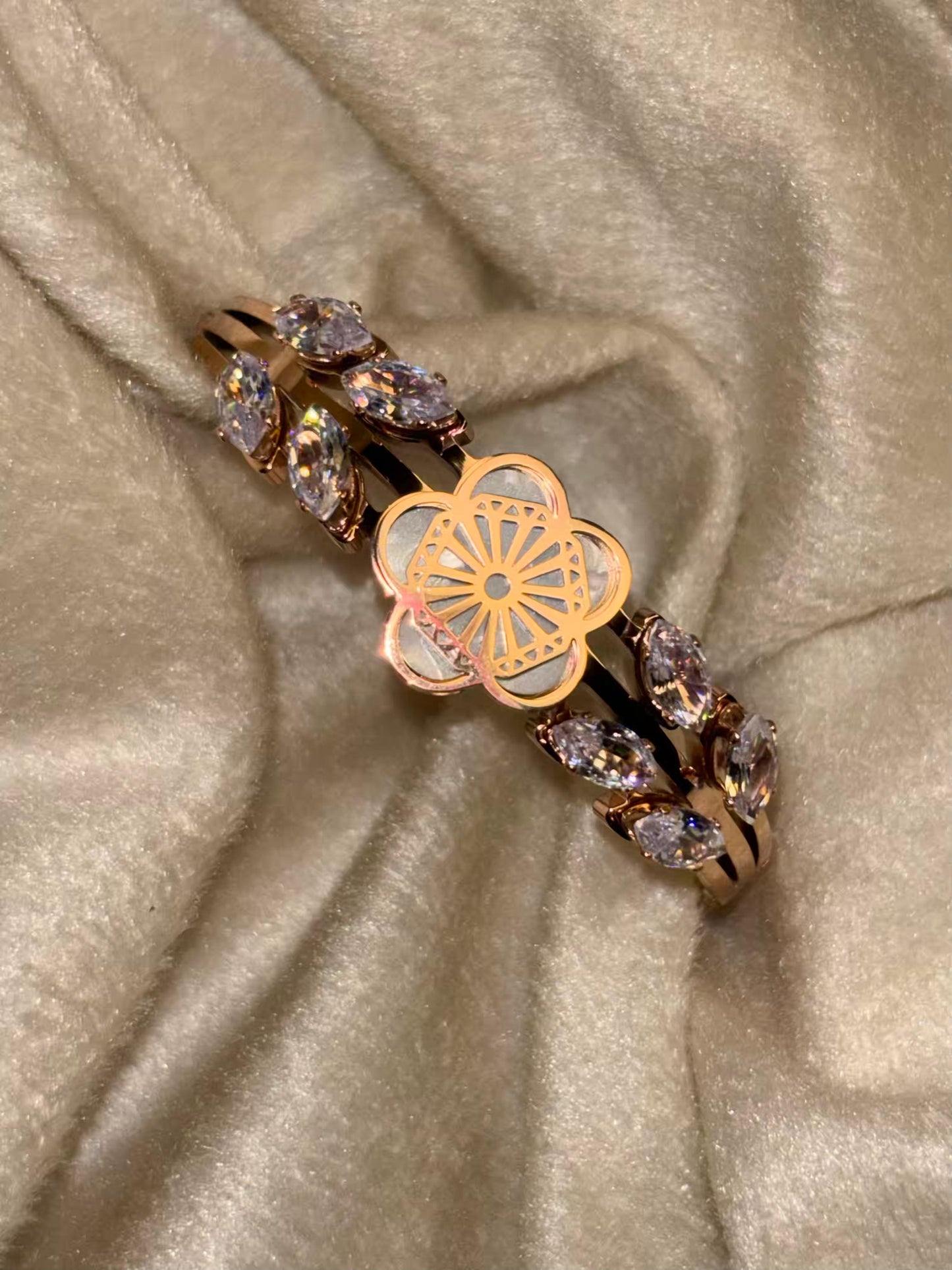 For Thin Wrist Chunky Clover Flora Diamond 18K Gold plated Premium Bangle 2.2 - 2.4 Size