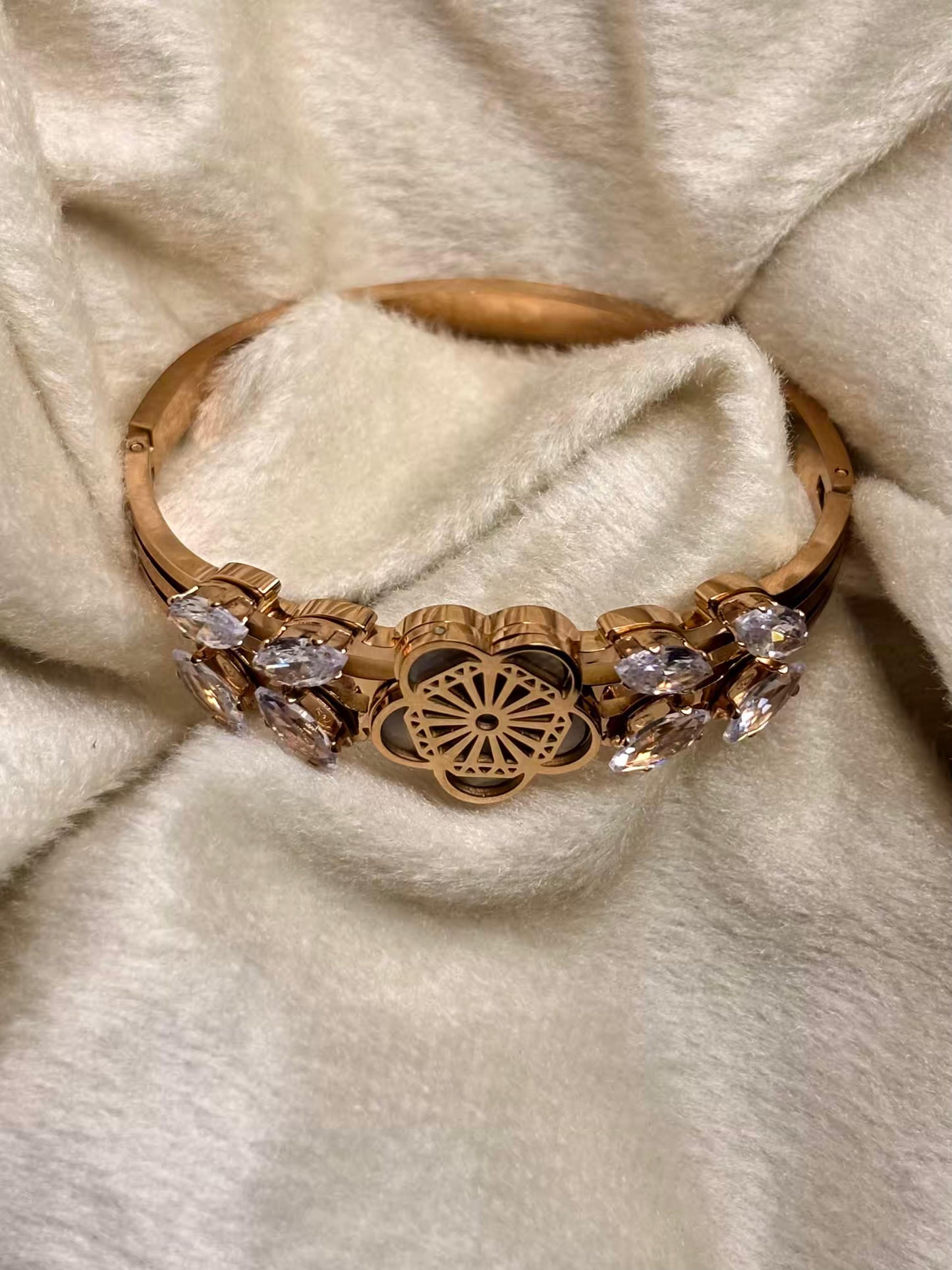 For Thin Wrist Chunky Clover Flora Diamond 18K Gold plated Premium Bangle 2.2 - 2.4 Size