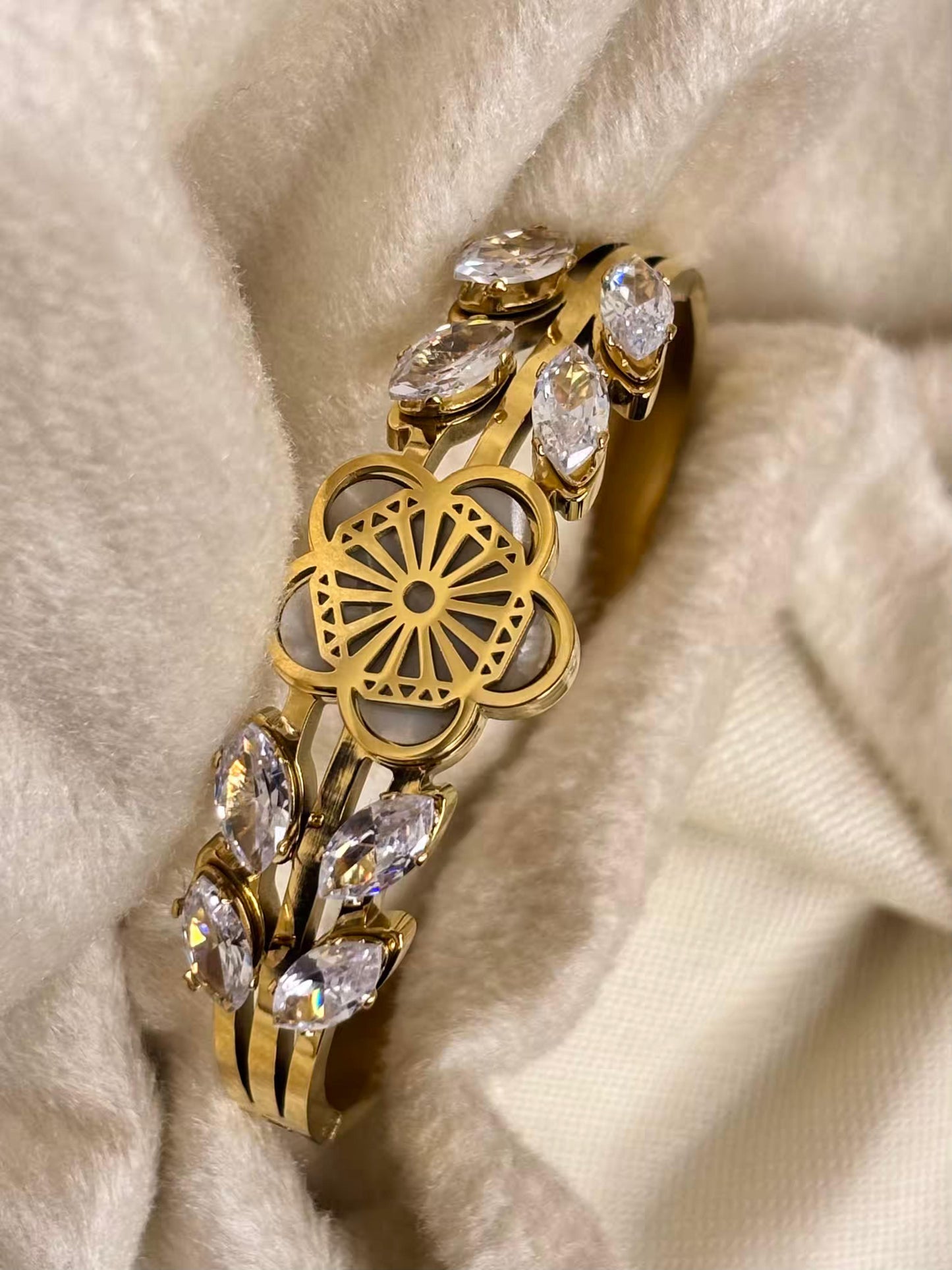 For Thin Wrist Chunky Clover Flora Diamond 18K Gold plated Premium Bangle 2.2 - 2.4 Size