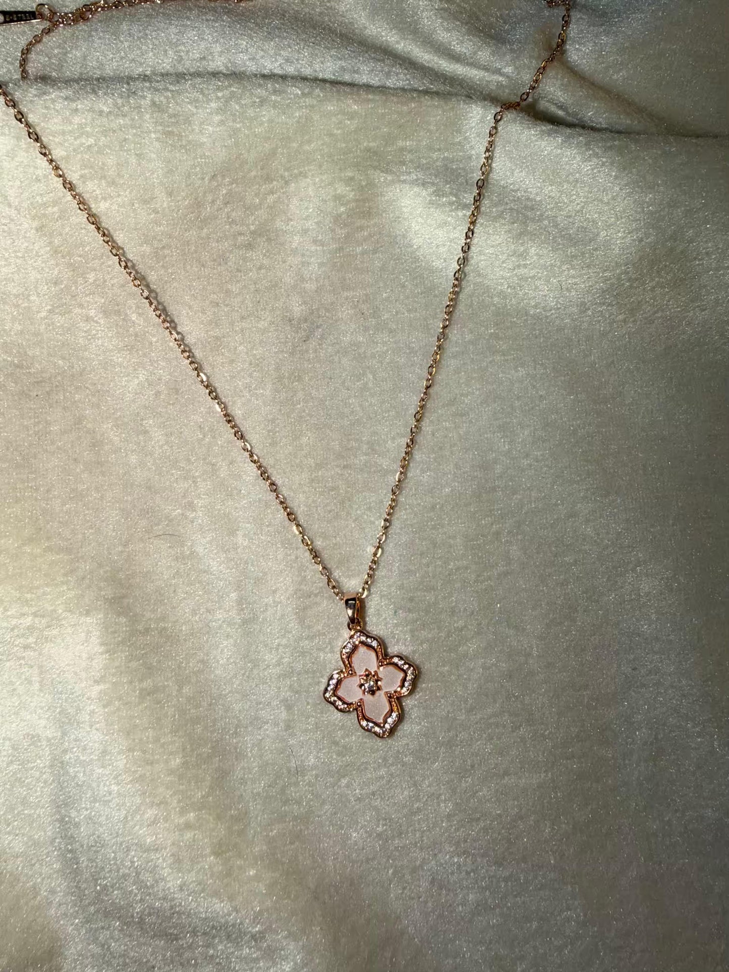 Minimal Floral Outline Pendant Chain Necklace Gold Plated Premium Necklace