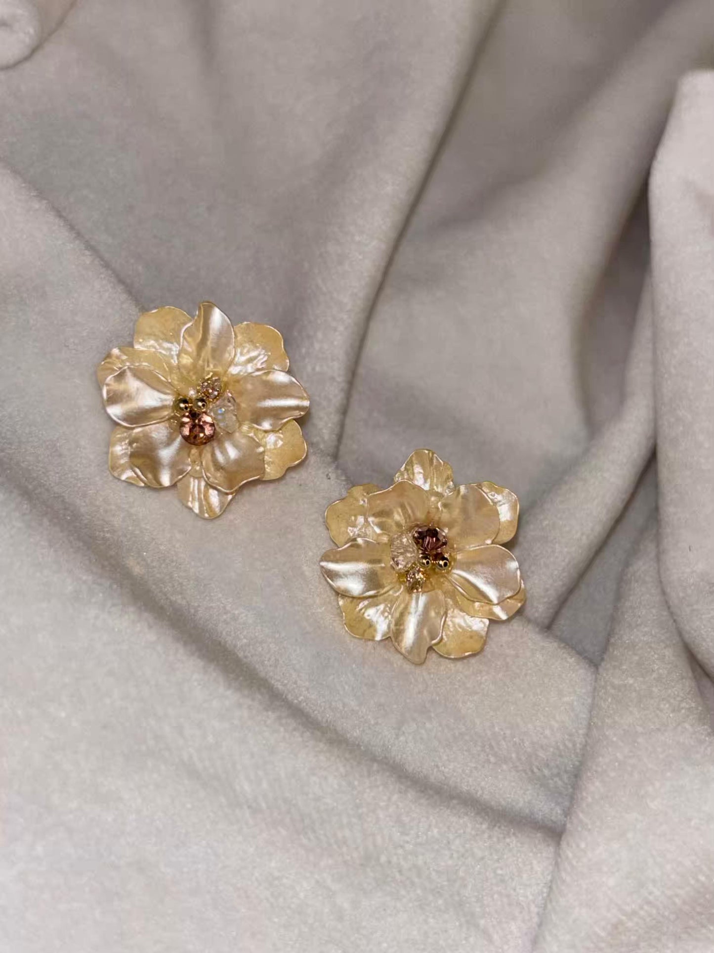 Shiny Flora Earrings 18K Gold Plated Premium Earrings