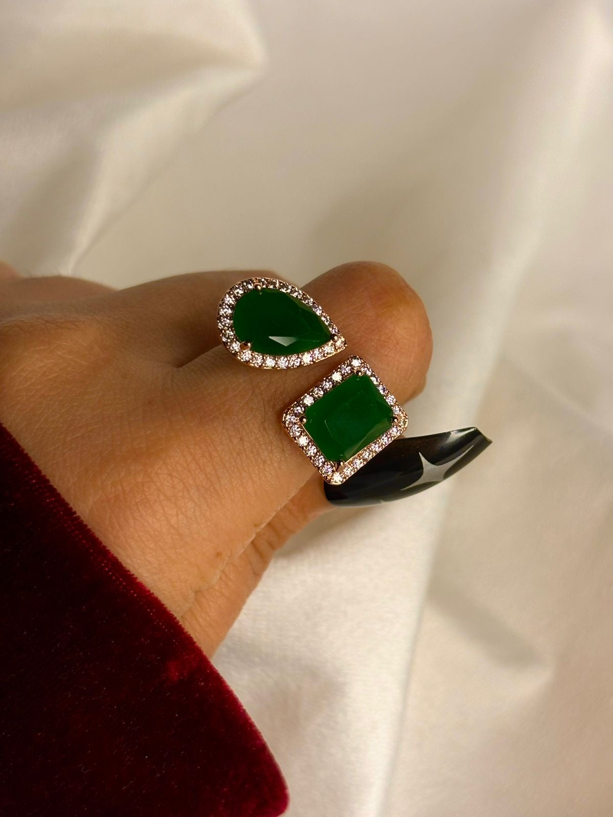Queen Green Emerald Royal Solitaire Ring