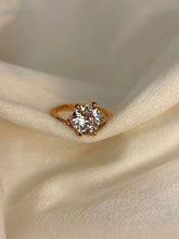 Load image into Gallery viewer, Round V Solitaire Ring( Rose Gold )Adjustable
