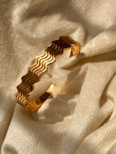 Load image into Gallery viewer, Waves Kada Bracelet Bangle - 22k Gold Plated
