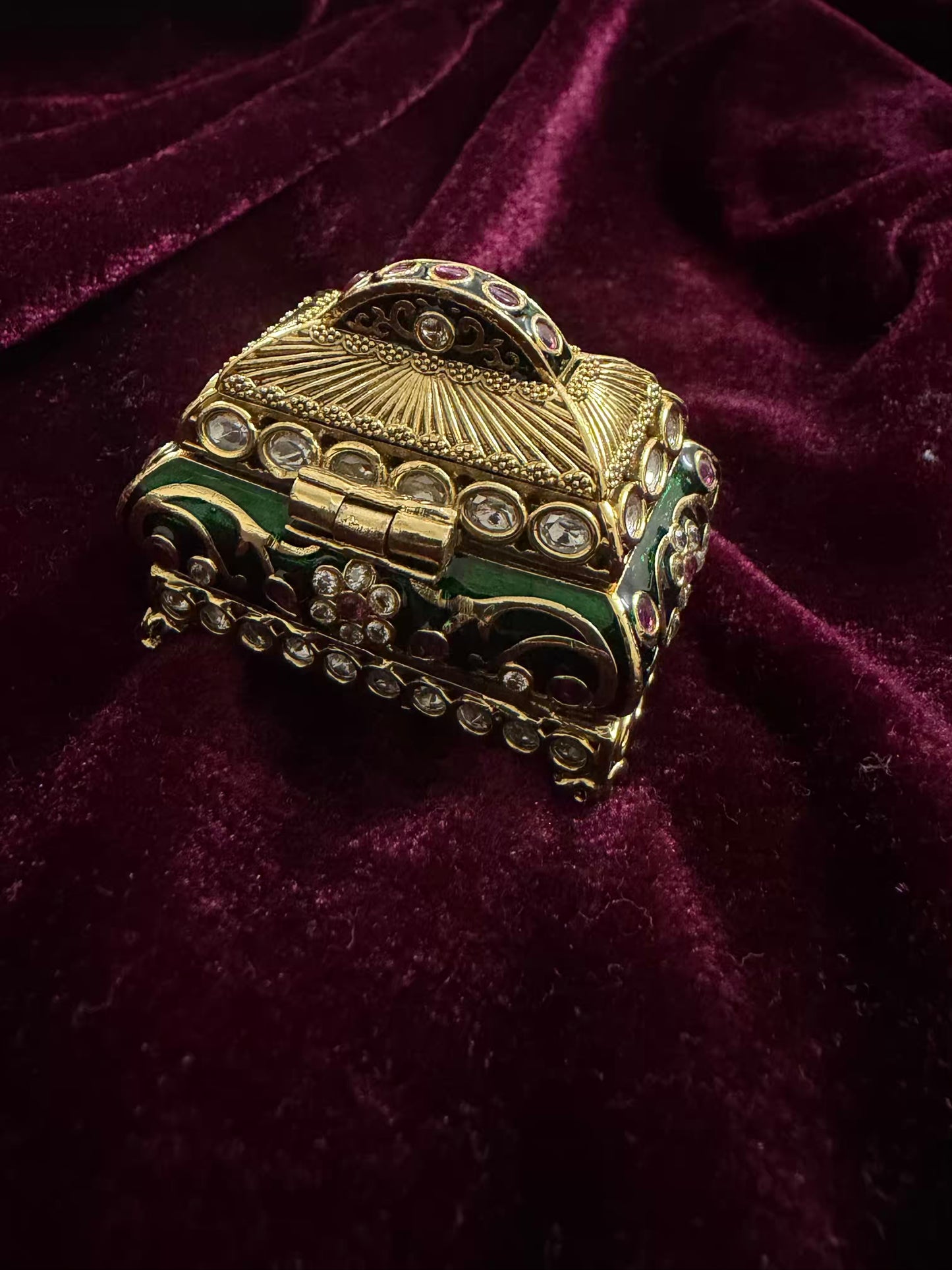 Rajputana Tijori Kumkum Sindoor Daani Royale in Premium plating