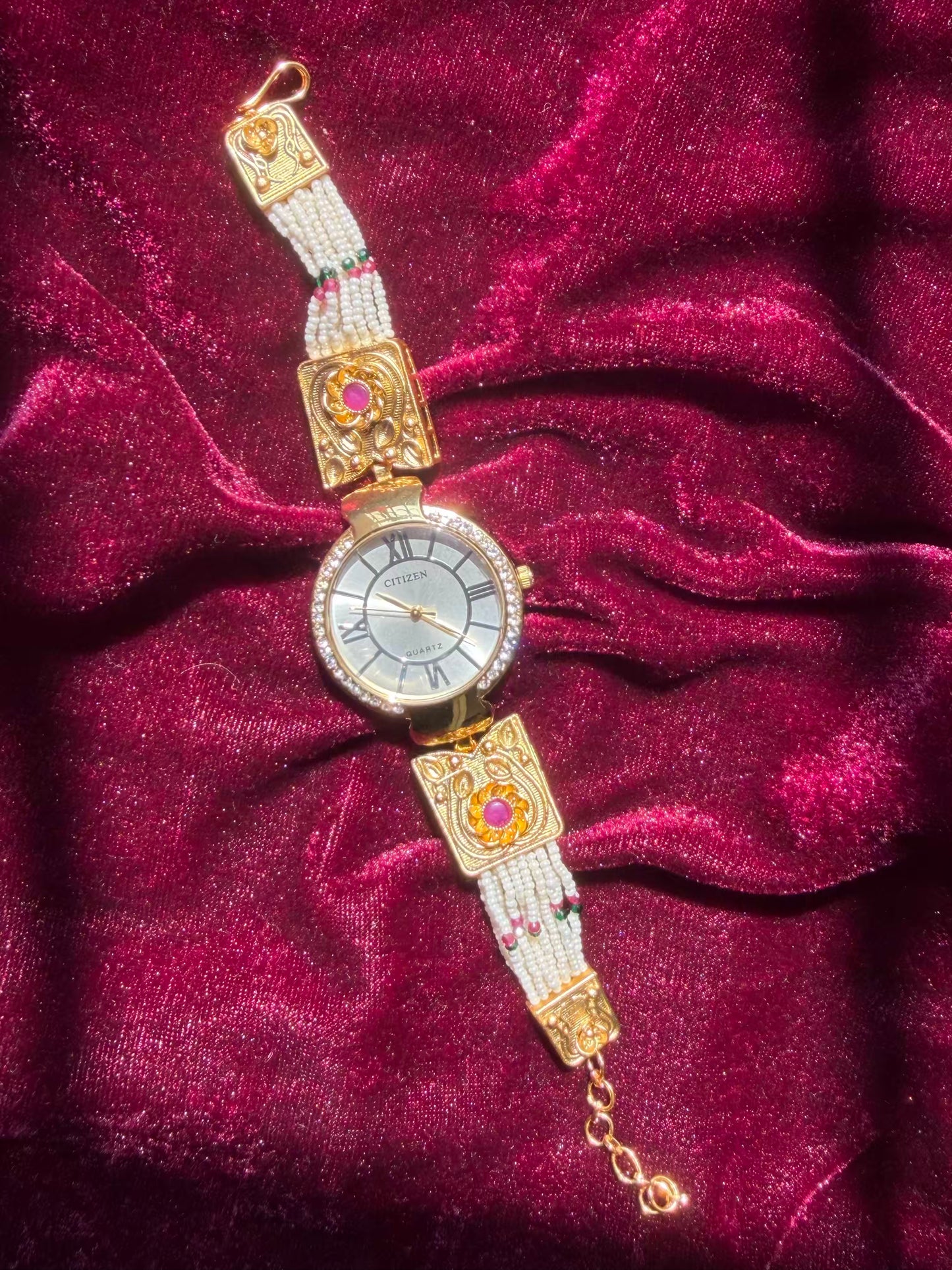 Simple Gold Plated Heritage Maharani Watch