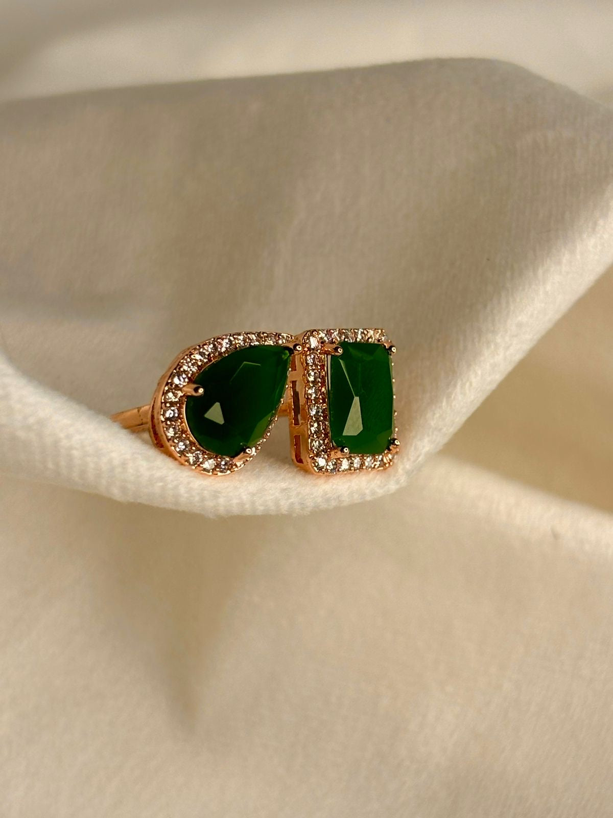 Queen Green Emerald Royal Solitaire Ring