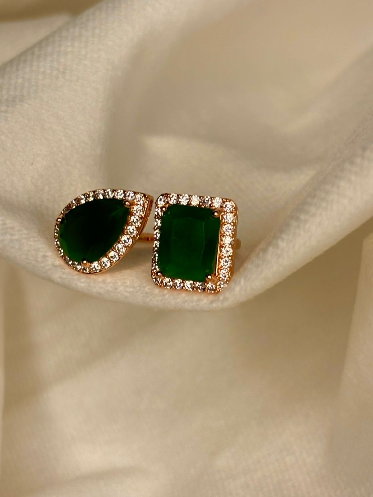 Queen Green Emerald Royal Solitaire Ring