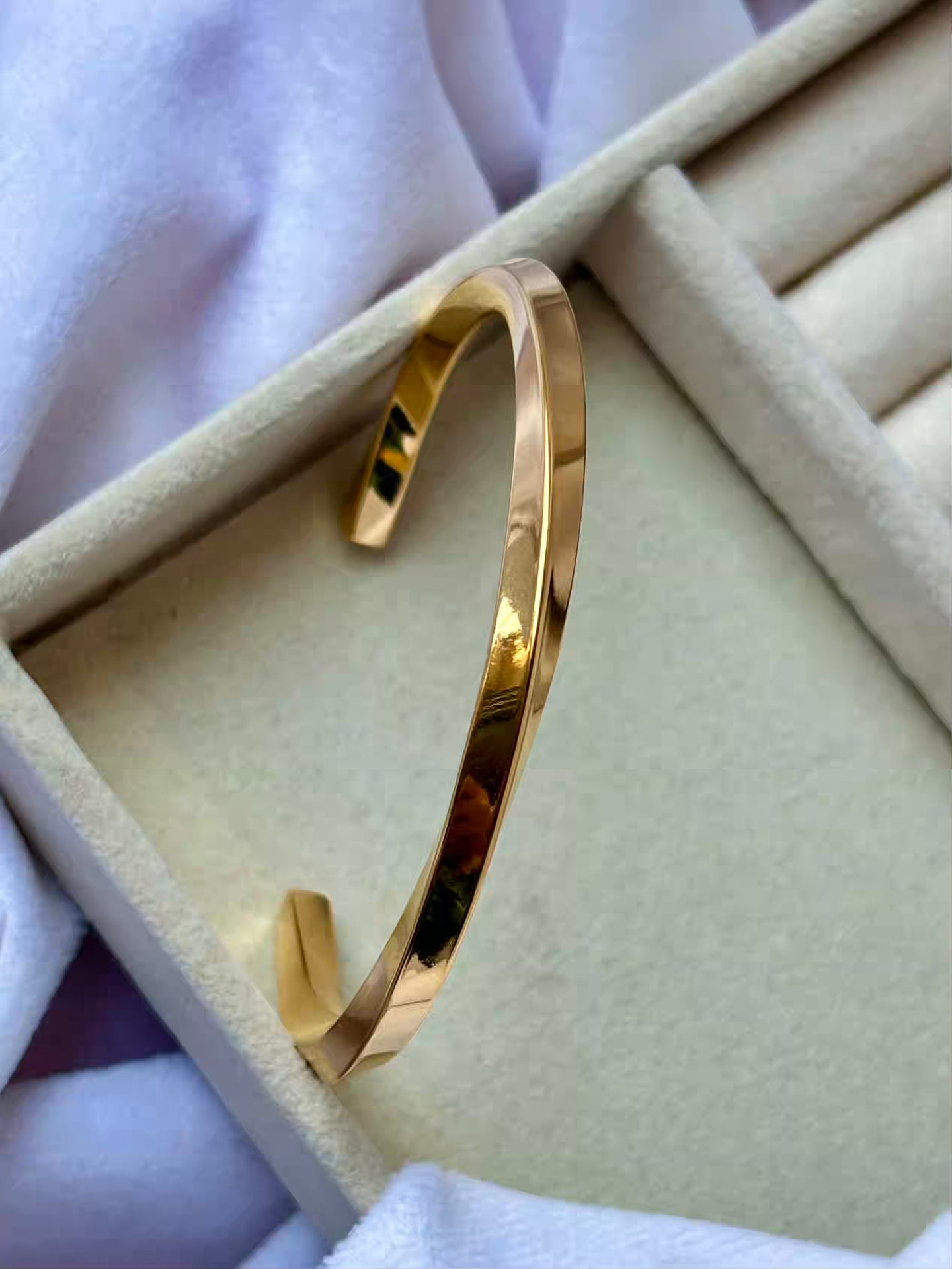 Simplistic Wavy Twisted Kada Bracelet Bangle - Gold