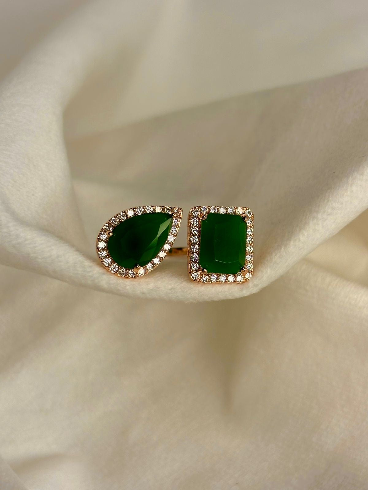 Queen Green Emerald Royal Solitaire Ring