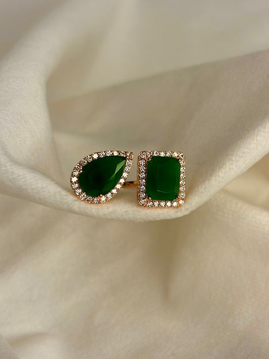 Queen Green Emerald Royal Solitaire Ring