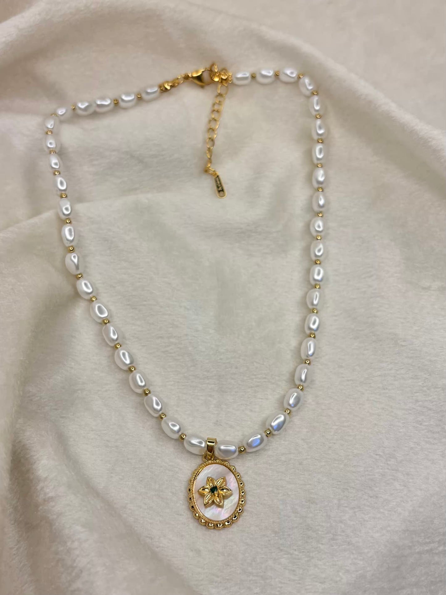 Premium Pearl Flower Necklace - Gold Plated