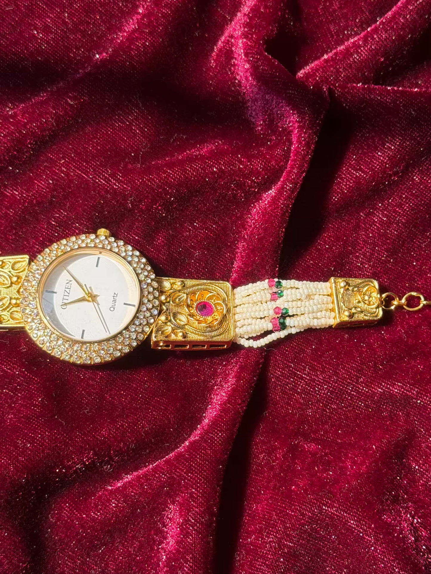 Simple Gold Plated Heritage Maharani Watch