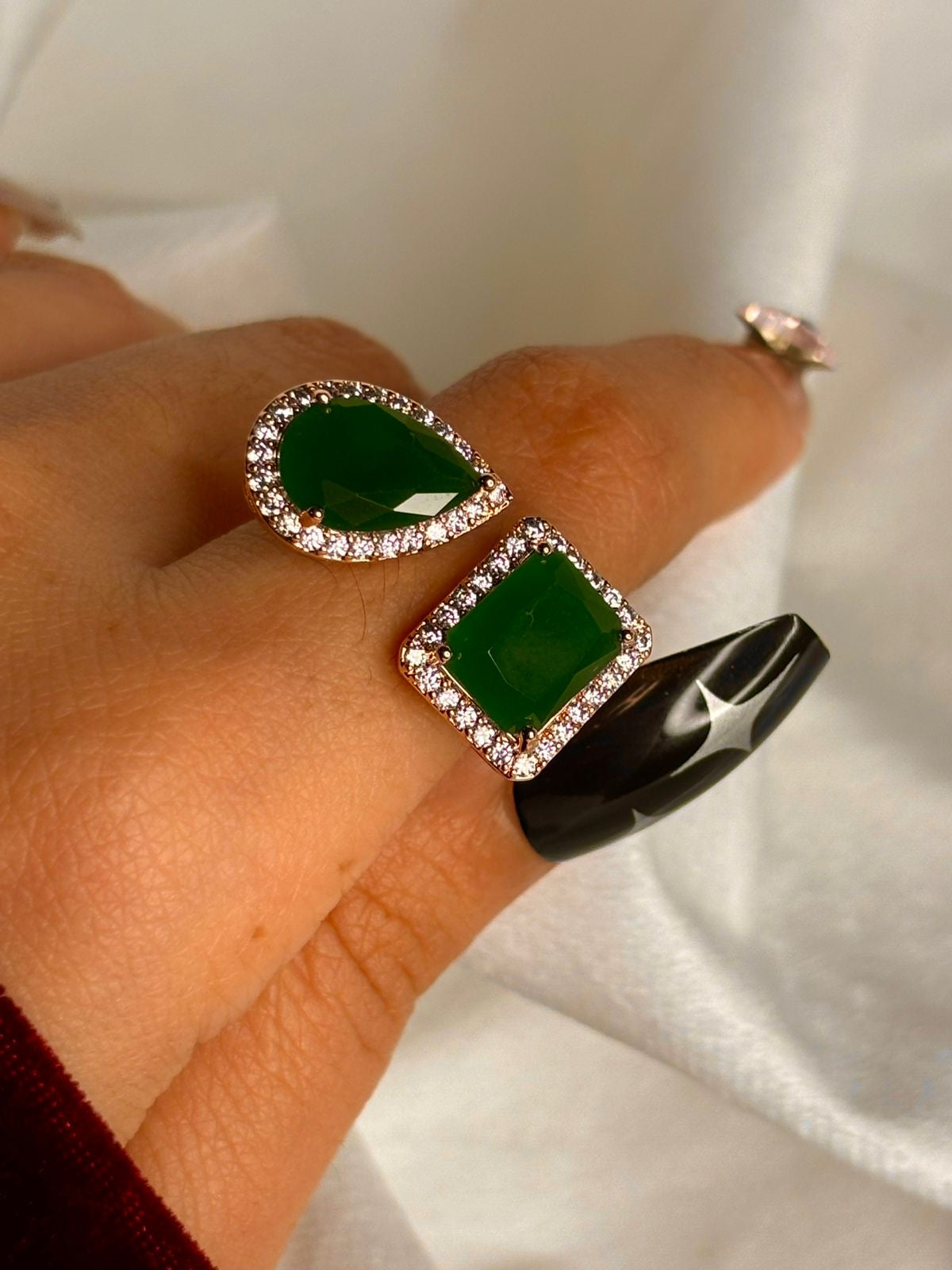 Queen Green Emerald Royal Solitaire Ring