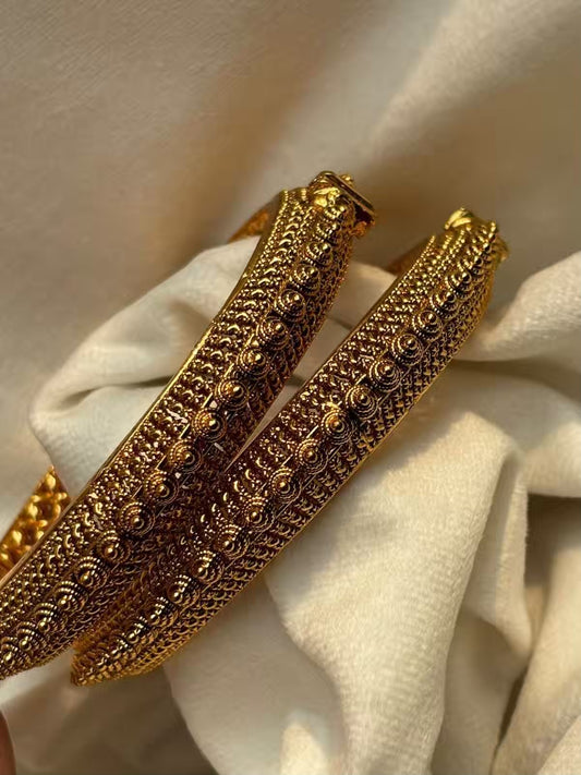 Traditional Gold Bangle with Screw Opening 2.8 size