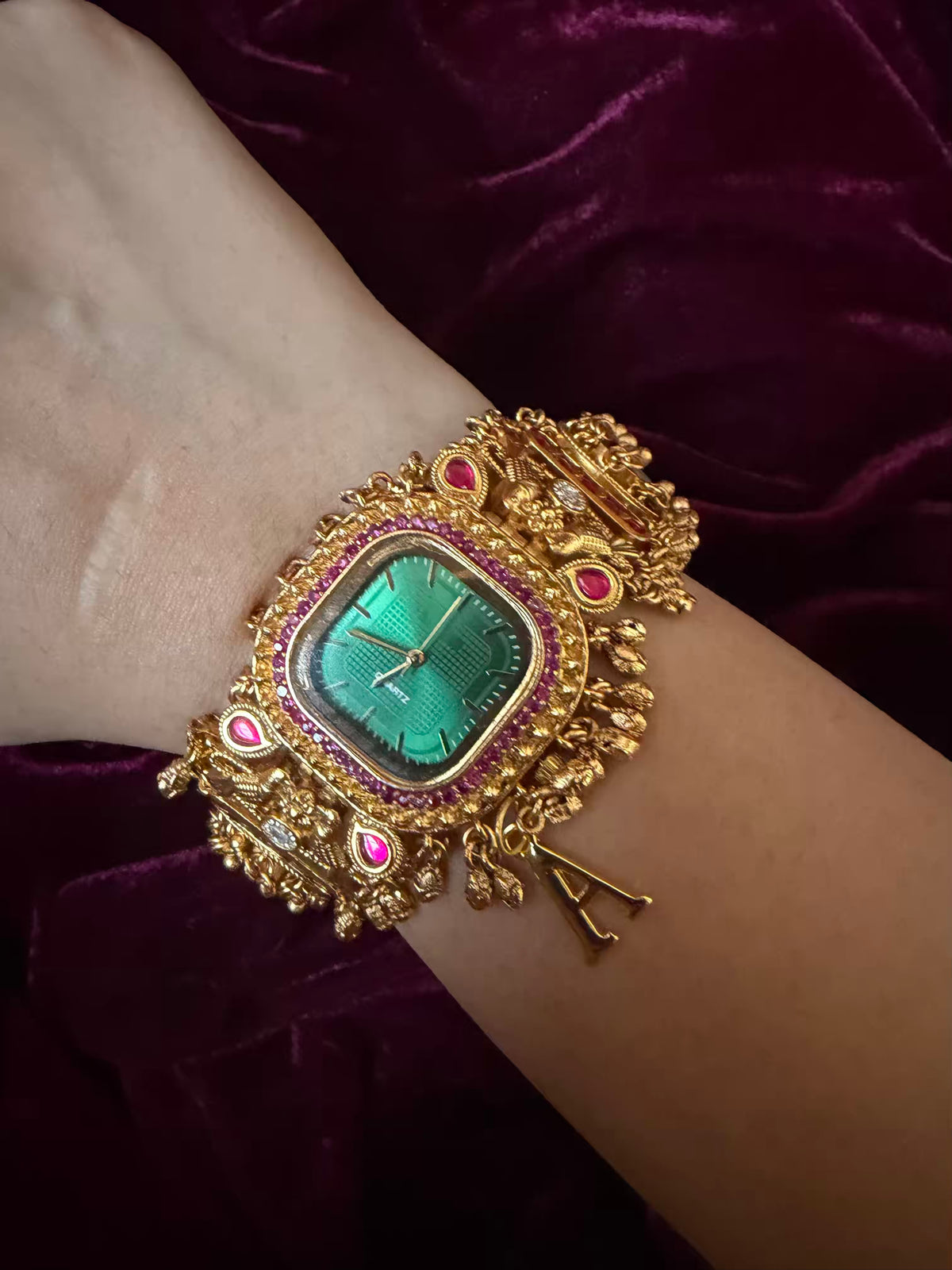 Viral Emerald Green Dial Maharani Watch Heritage Bracelet ( Very limited edition)