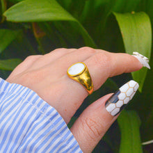 Load image into Gallery viewer, Gold Oval Pearl Ring - Gold
