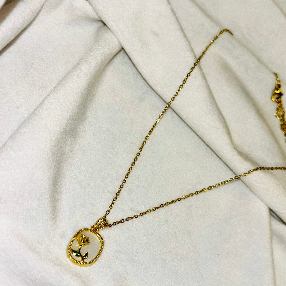 Rose premium White Pearl Pendant Necklace