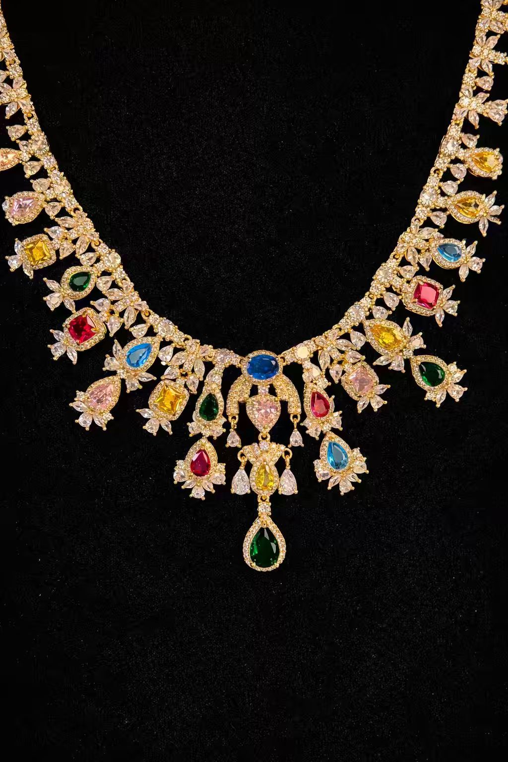 Queen Diamonds Necklace set in Rhodium Gold