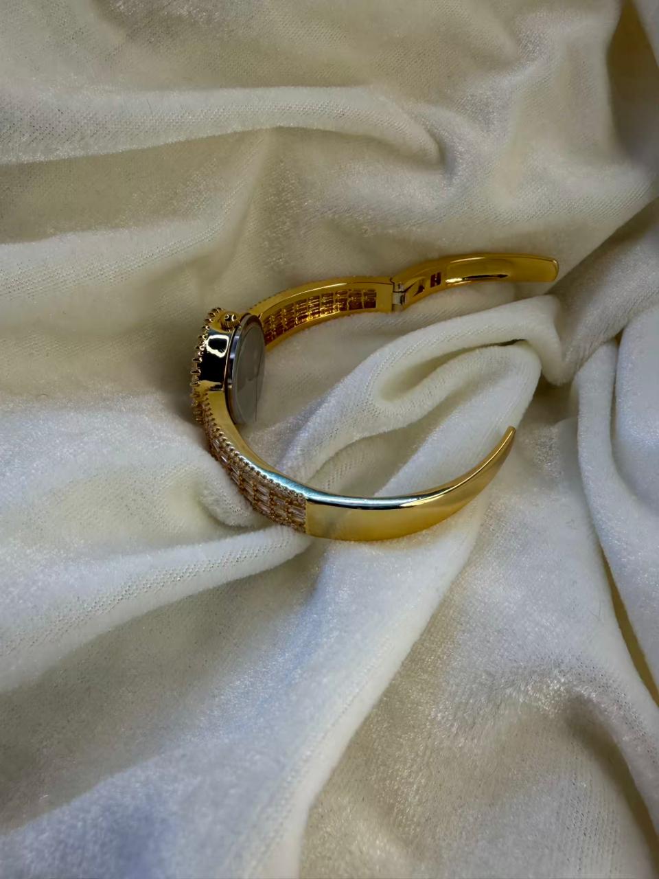 Round Dial Gold-Plated Sparkling White Stone Bracelet Watch Size Upto 2.8