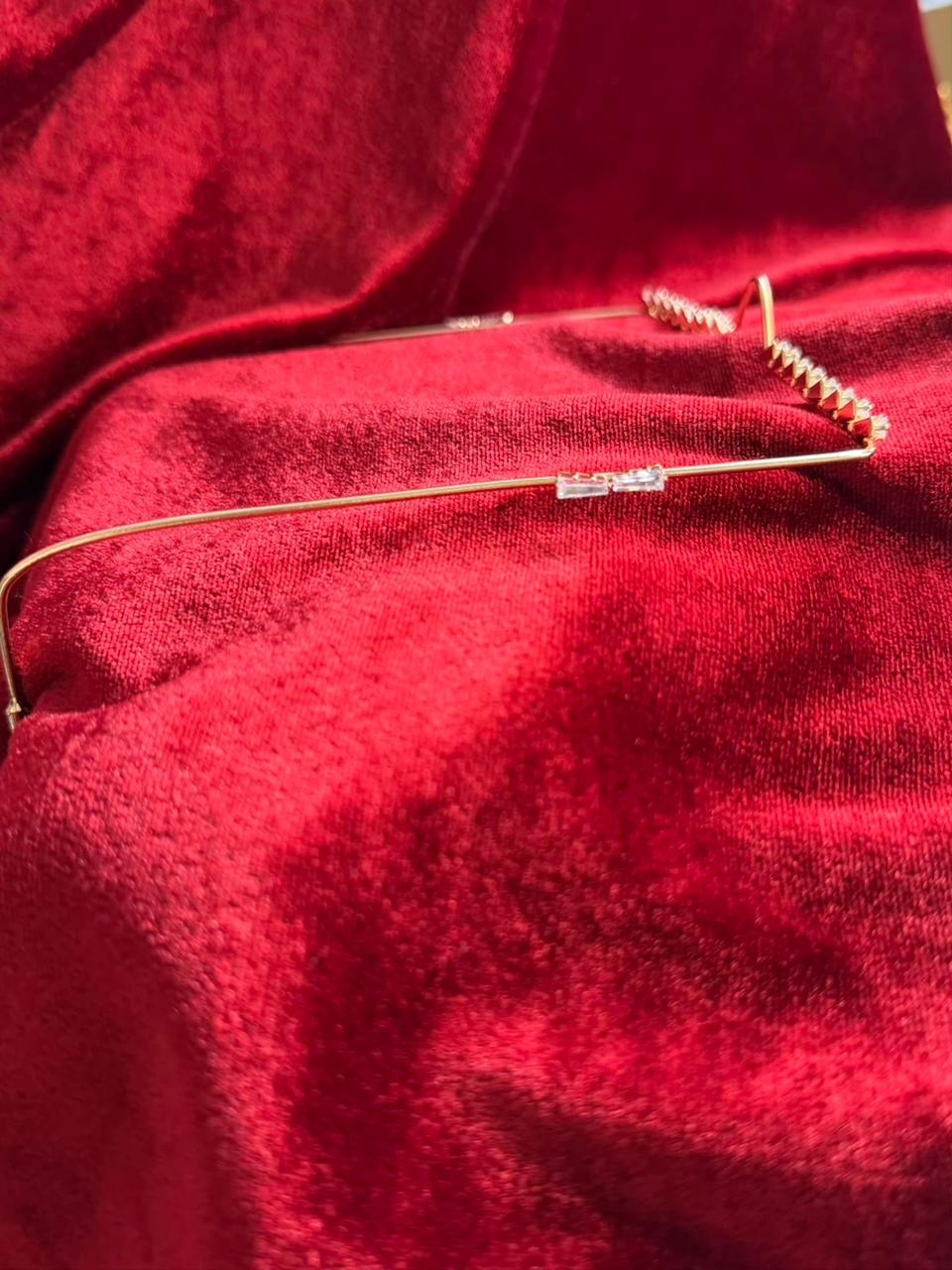 Viral Facelet – V Curve Crystal & Premium Gold Plated Finish Design (Partial COD ₹200)