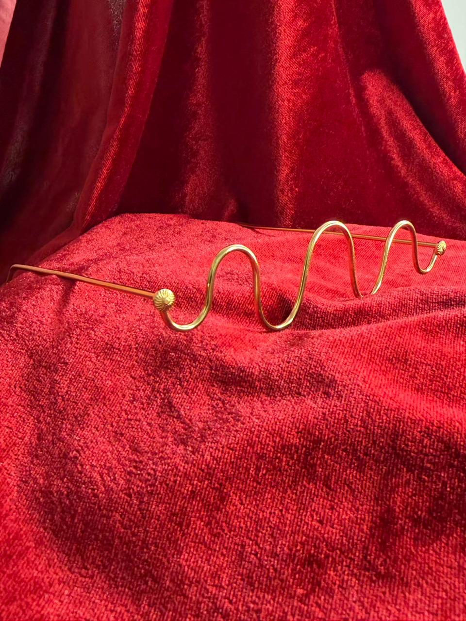 Viral Facelet – Triple Wave Minimal Gold Plated Finish Design