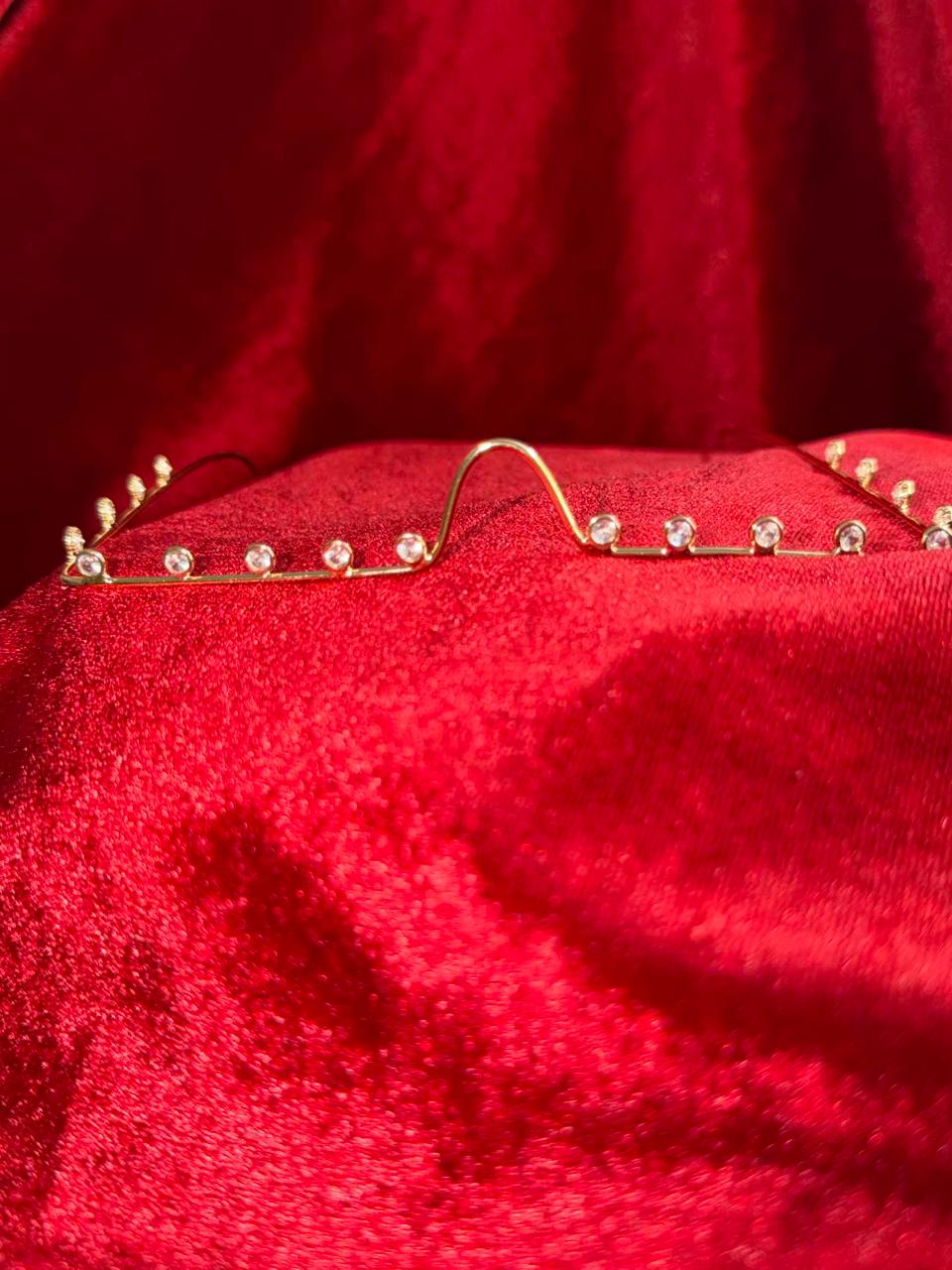 Viral Facelet – Center Peak Crystal Line Gold Plated Finish Design