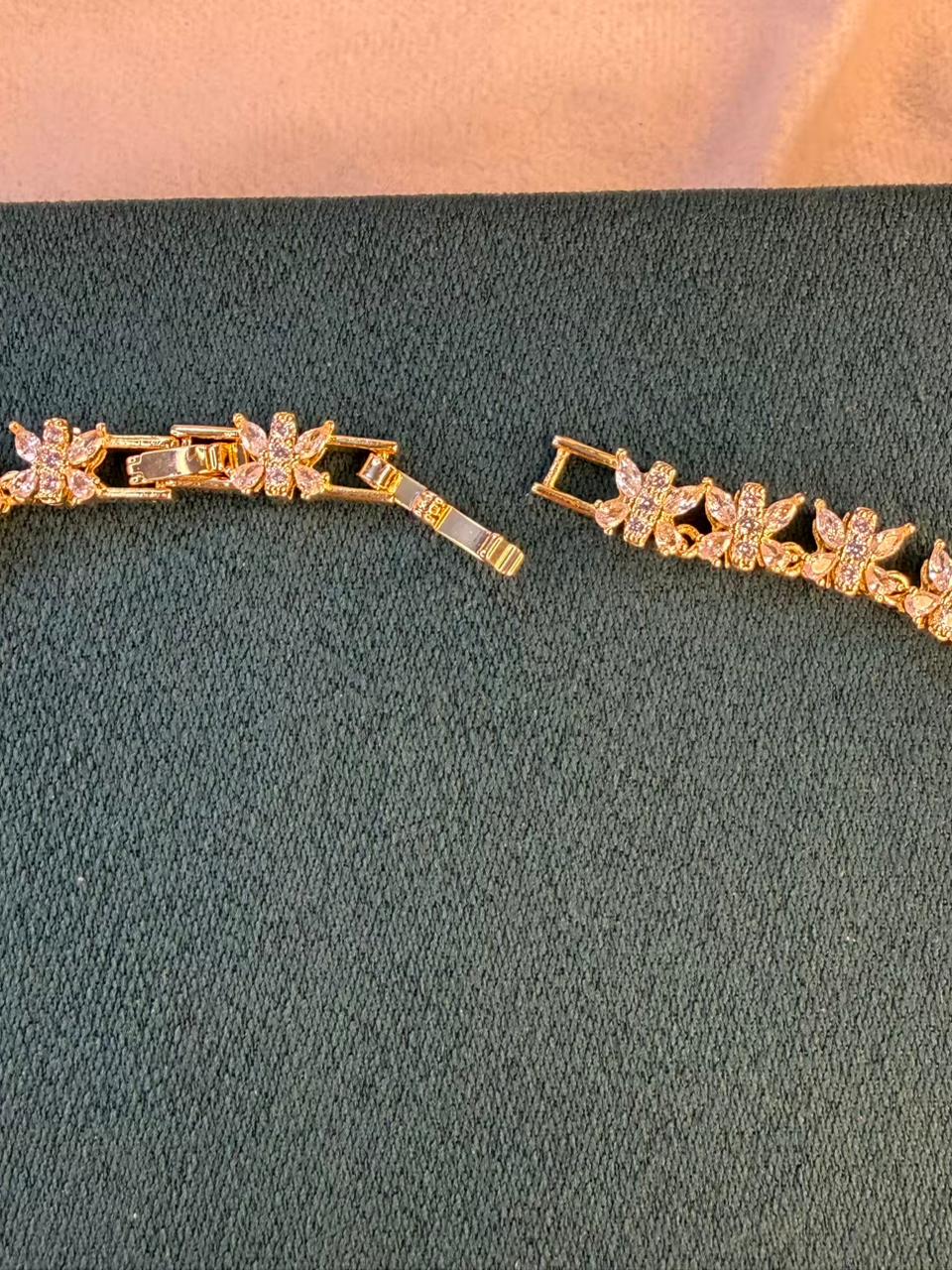 Queen Diamonds Necklace set in Rhodium Gold