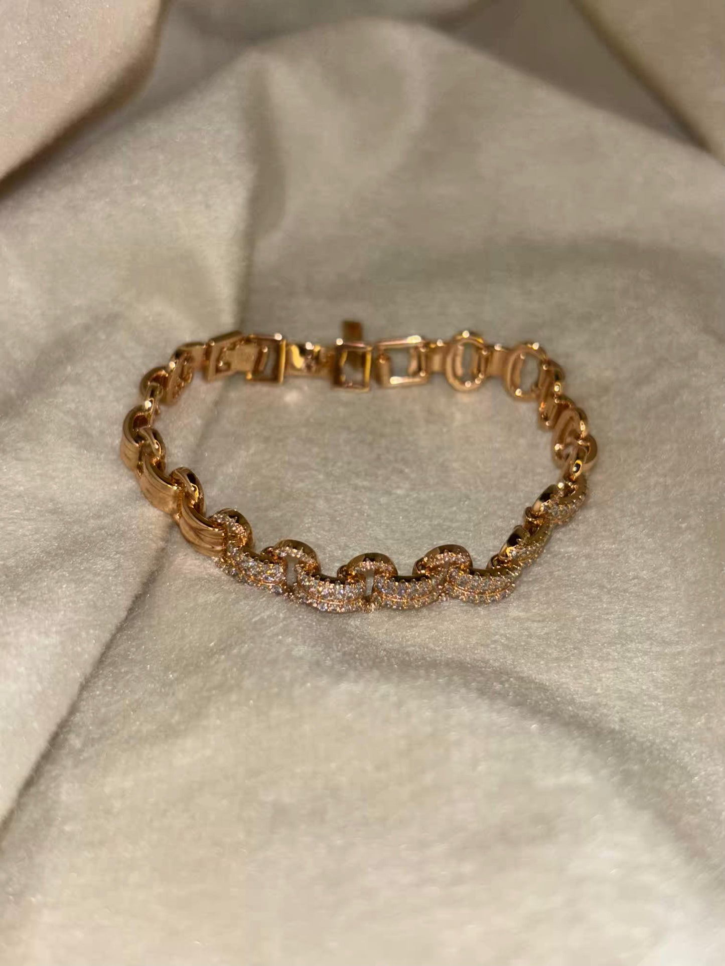 Interlink Gold Bracelet Designer Premium 18k Gold Bracelet for Men and Women ( Unisex )